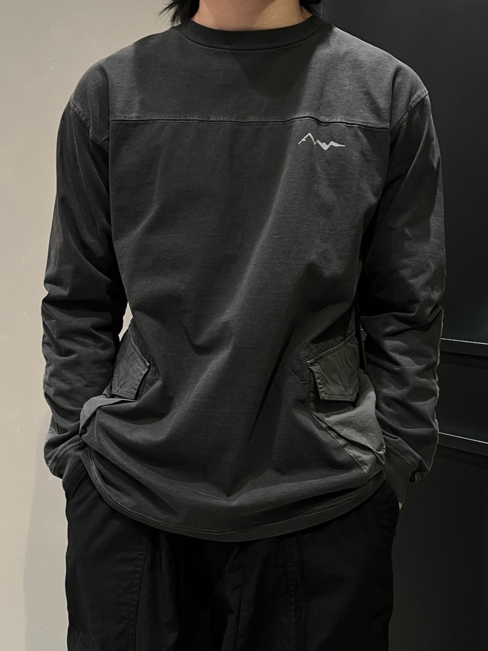 「BEAVER、ビーバー(BEAVER)、ビーバー札幌、BEAVER札幌、アウトドアスタイル、キャップ、春夏コーデ、休日スタイル、スニーカー、メンズコーデ」｜「THE NORTH FACEのTHE NORTH FACE /ザ・ノース・フェイス  Graval Slip-On WP グラバル スリッポン ウォータープルーフ（スニーカー、ブラック系）」を使った、森康雄さん（骨格ナチュラル・メンズ・178cm）の春コーディネートの3枚目の写真