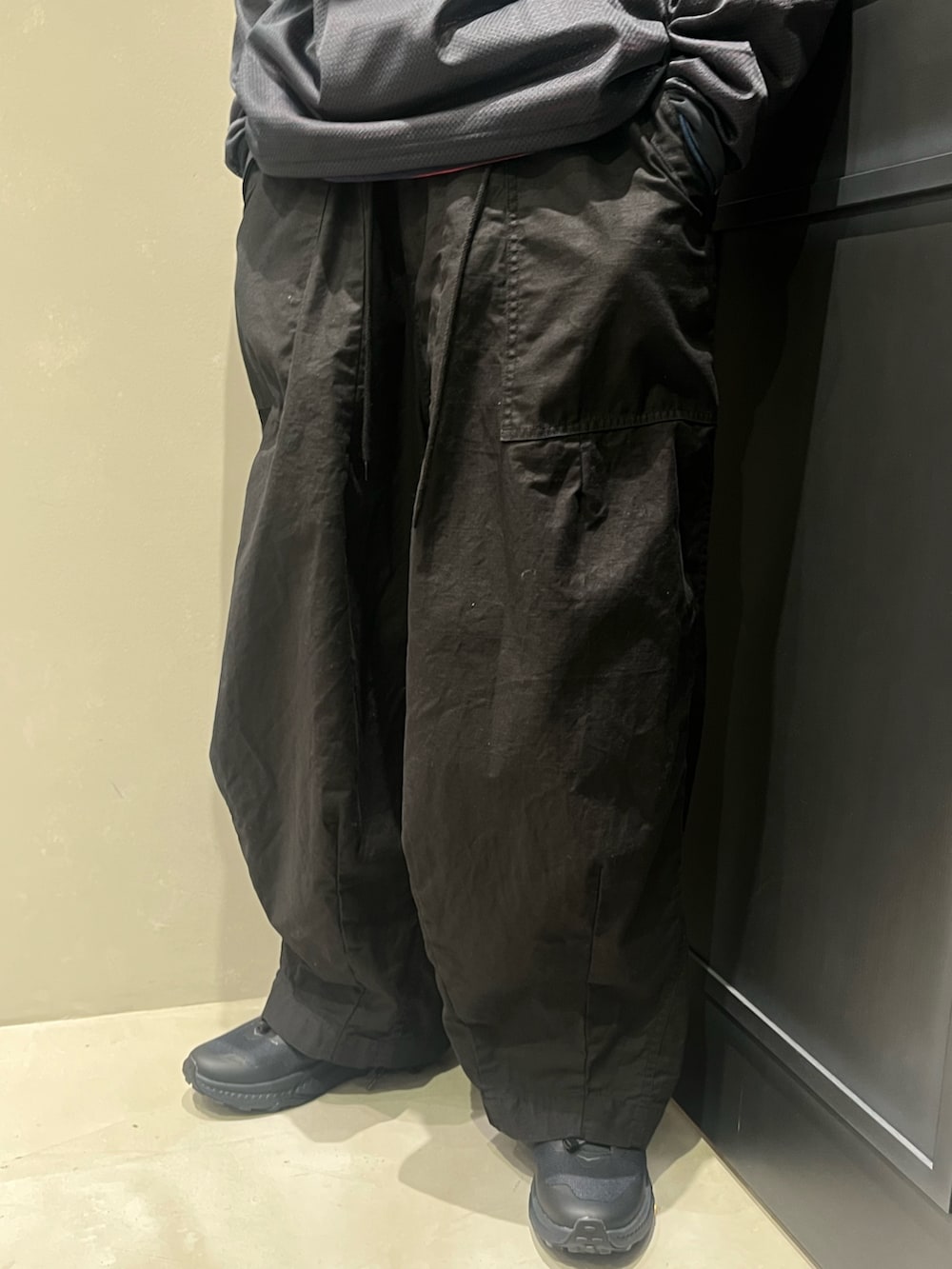 「BEAVER、BEAVER札幌、ビーバー、ビーバー(BEAVER)、ビーバー札幌、NEEDLES、HDパンツ、HOKA、CMF、春コーデ」｜「BEAVERのCMF OUTDOOR GARMENT/シーエムエフ アウトドアガーメント　QUICK DRY MESH TEE L/S（Tシャツ/カットソー、ブラック系）」を使った、森康雄さん（骨格ナチュラル・メンズ・178cm）の夏コーディネートの3枚目の写真