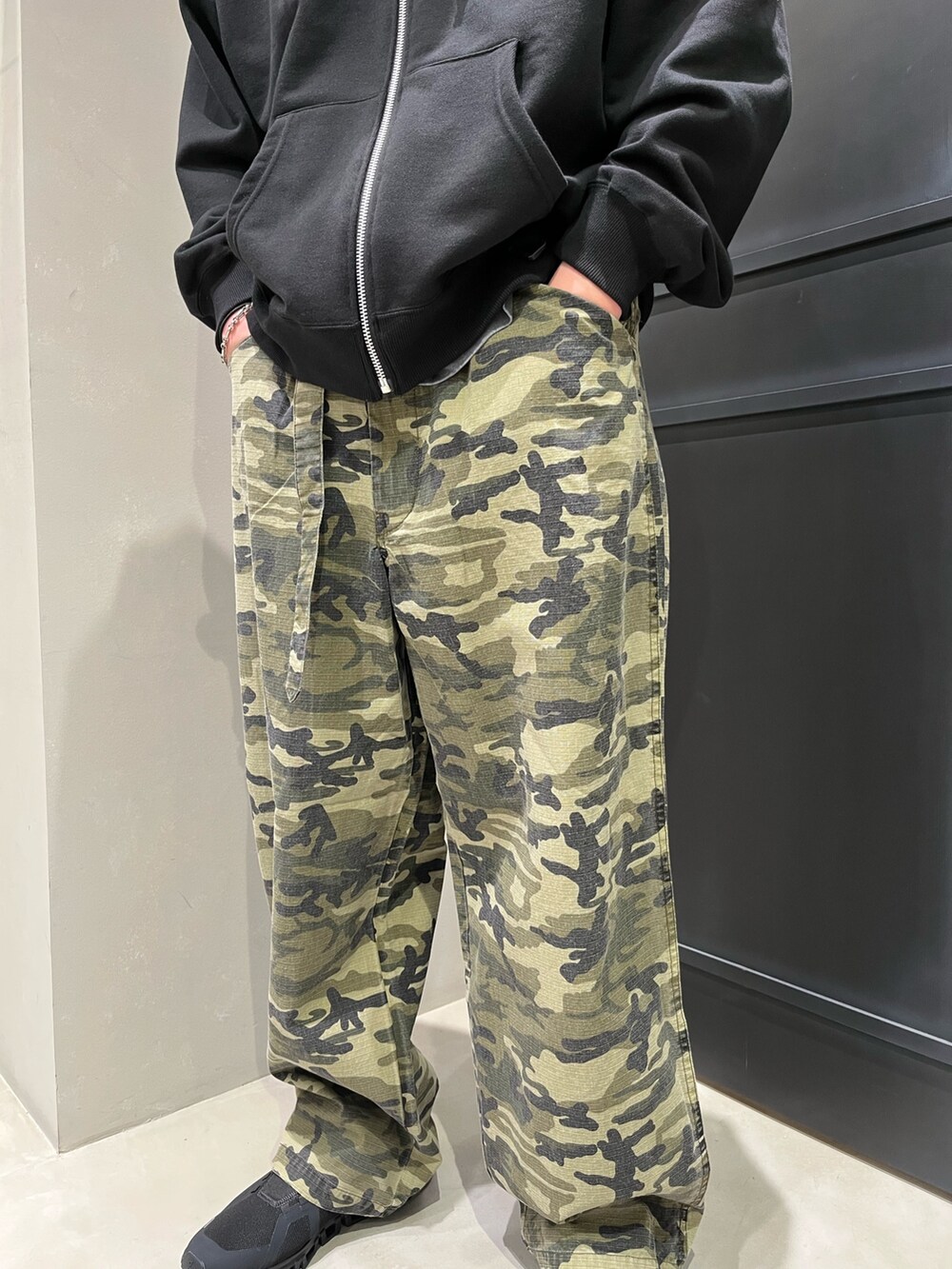 「BEAVER、ビーバー、ビーバー(BEAVER)、On、chaosfishingclub、春コーデ、春、スケータースタイル、ストリート、スニーカー」｜「OnのOn/オン　Cloud 6 (MEN'S) クラウド6（スニーカー、ホワイト系）」を使った、森康雄さん（骨格ナチュラル・メンズ・178cm）の春コーディネートの3枚目の写真