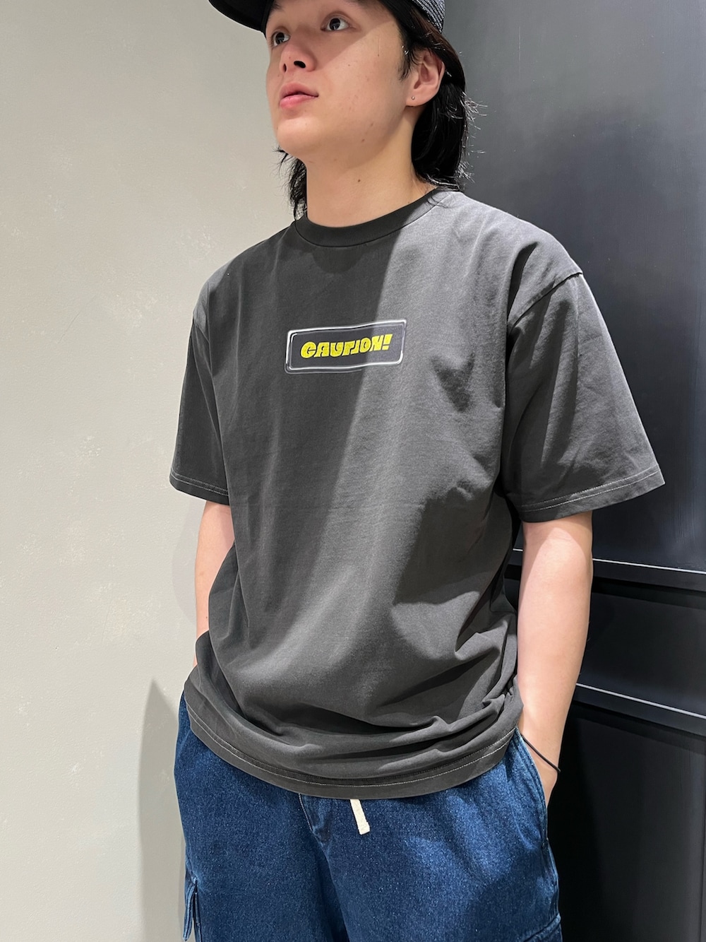 「BEAVER、BEAVER札幌、ビーバー(BEAVER)、ビーバー札幌、ビーバー、カットソー、MANASTASH、スニーカー、夏コーデ、夏」｜「MANASTASHのMANASTASH/マナスタッシュ　PUMICE TEE CAUTION!/パミスTシャツ コーション!（Tシャツ/カットソー、ホワイト系）」を使った、森康雄さん（骨格ナチュラル・メンズ・178cm）の春コーディネートの3枚目の写真