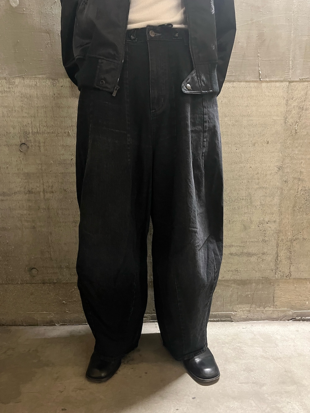 「BEAVER、ビーバー、ビーバー(BEAVER)、ビーバー札幌、NEEDLES、HD、HDパンツ、Topologie、春、春コーデ」｜「TopologieのTopologie/トポロジー  Bottle Sacoche Medium Papery ボトルサコッシュ【バッグ単体】（ショルダーバッグ、ブルー系）」を使った、森康雄さん（骨格ナチュラル・メンズ・178cm）の春コーディネートの3枚目の写真