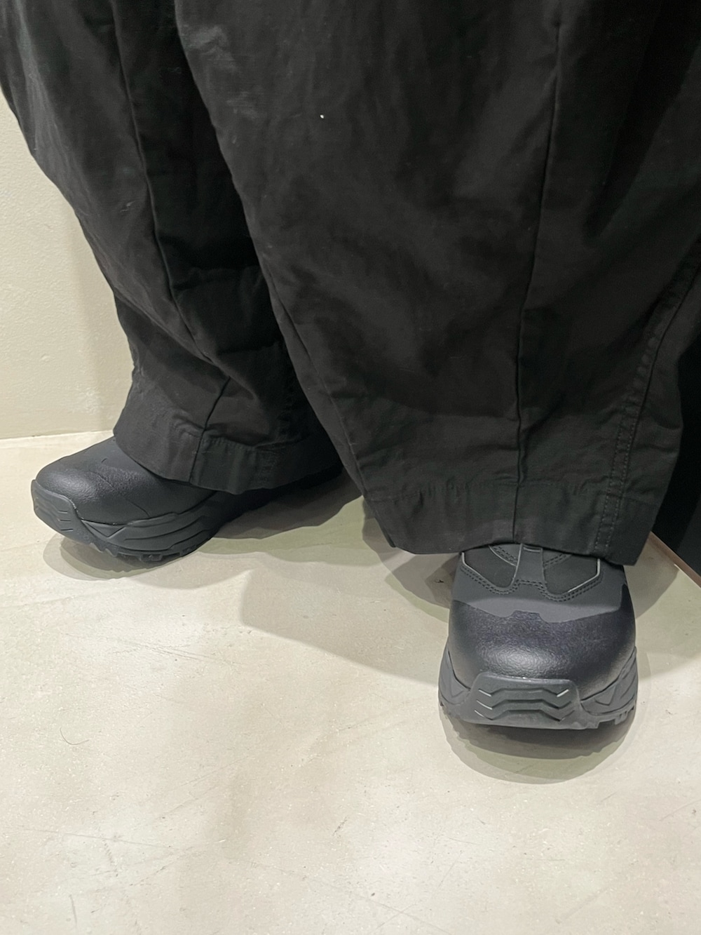 「BEAVER、BEAVER札幌、ビーバー(BEAVER)、ビーバー札幌、ナイロンジャケット、アウトドア、アウトドアコーデ、THE NORTH FACE、NEEDLES、メンズコーデ」｜「THE NORTH FACEのTHE NORTH FACE /ザ・ノースフェイス  Enride Track Jacket エンライドトラックジャケット NP22560（ナイロンジャケット、ホワイト系）」を使った、森康雄さん（骨格ナチュラル・メンズ・178cm）の春コーディネートの4枚目の写真