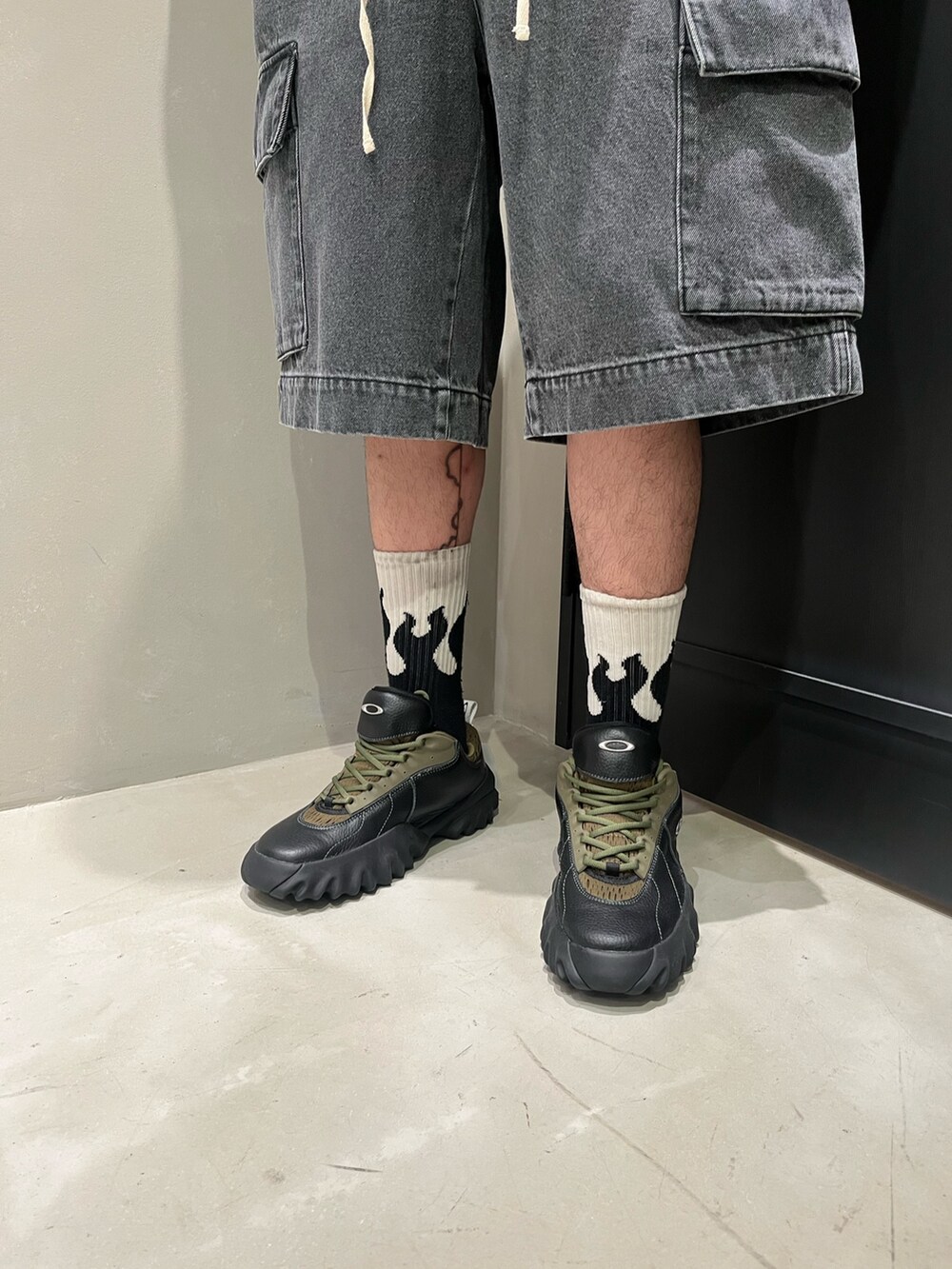 ブラック系のその他パンツを着用したメンズの夏コーディネートの4枚目の写真