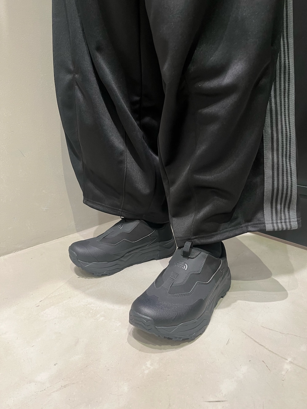 「BEAVER、BEAVER札幌、ビーバー(BEAVER)、ビーバー札幌、ビーバー、NEEDLES、THE NORTH FACE、春、春コーデ、スニーカー」｜「THE NORTH FACEのTHE NORTH FACE /ザ・ノース・フェイス  Graval Slip-On WP グラバル スリッポン ウォータープルーフ（スニーカー、ブラック系）」を使った、森康雄さん（骨格ナチュラル・メンズ・178cm）の春コーディネートの3枚目の写真