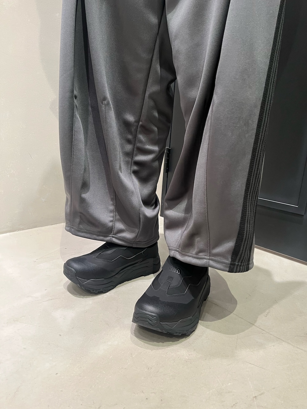 「ビーバー(BEAVER)、ビーバー札幌、BEAVER、BEAVER札幌、ビーバー、NEEDLES、THE NORTH FACE、スニーカー、はるコーデ、春」｜「THE NORTH FACEのTHE NORTH FACE /ザ・ノース・フェイス  Graval Slip-On WP グラバル スリッポン ウォータープルーフ（スニーカー、ブラック系）」を使った、森康雄さん（骨格ナチュラル・メンズ・178cm）の春コーディネートの3枚目の写真
