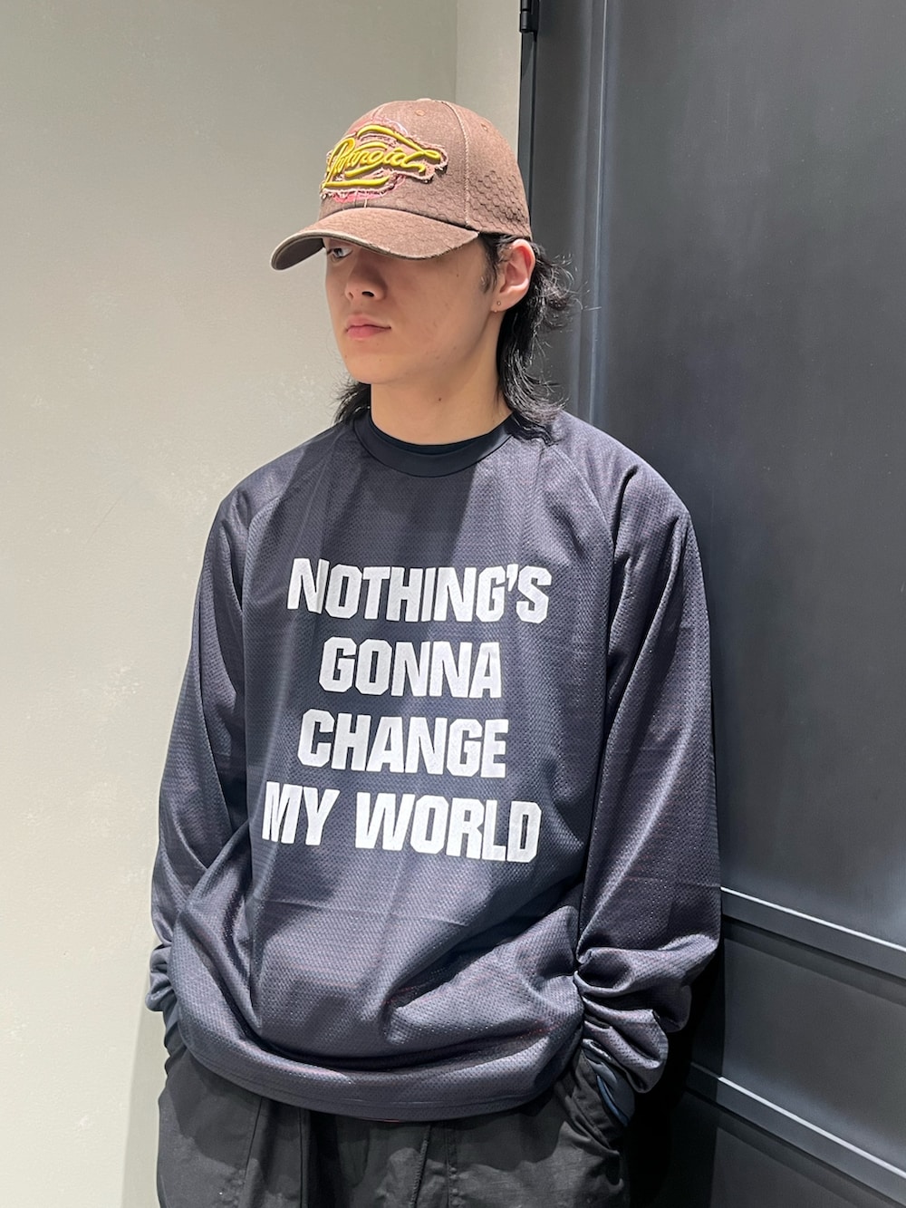 「BEAVER、BEAVER札幌、ビーバー、ビーバー(BEAVER)、ビーバー札幌、NEEDLES、HDパンツ、HOKA、CMF、春コーデ」｜「BEAVERのCMF OUTDOOR GARMENT/シーエムエフ アウトドアガーメント　QUICK DRY MESH TEE L/S（Tシャツ/カットソー、ブラック系）」を使った、森康雄さん（骨格ナチュラル・メンズ・178cm）の夏コーディネートの2枚目の写真