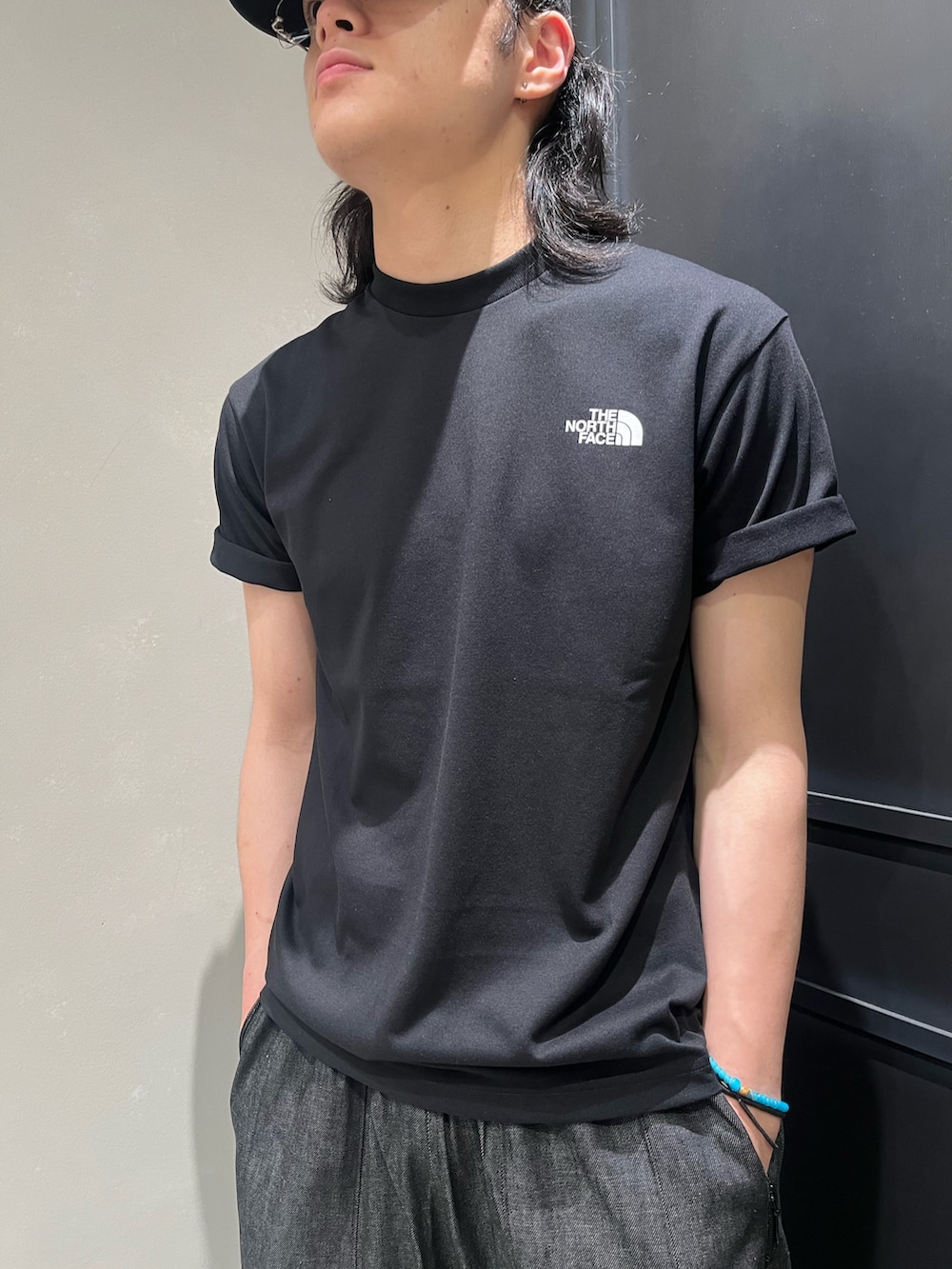 「BEAVER、BEAVER札幌、ビーバー、ビーバー(BEAVER)、ビーバー札幌、NEEDLES、デニム、Tシャツ、Tシャツ×デニム、ロゴT」｜「THE NORTH FACEのTHE NORTH FACE/ザ・ノース・フェイス  S/S Bandana Square Logo Tee バンダナスクエアロゴティー NT32446（Tシャツ/カットソー、ブラック系）」を使った、森康雄さん（骨格ナチュラル・メンズ・178cm）の夏コーディネートの2枚目の写真