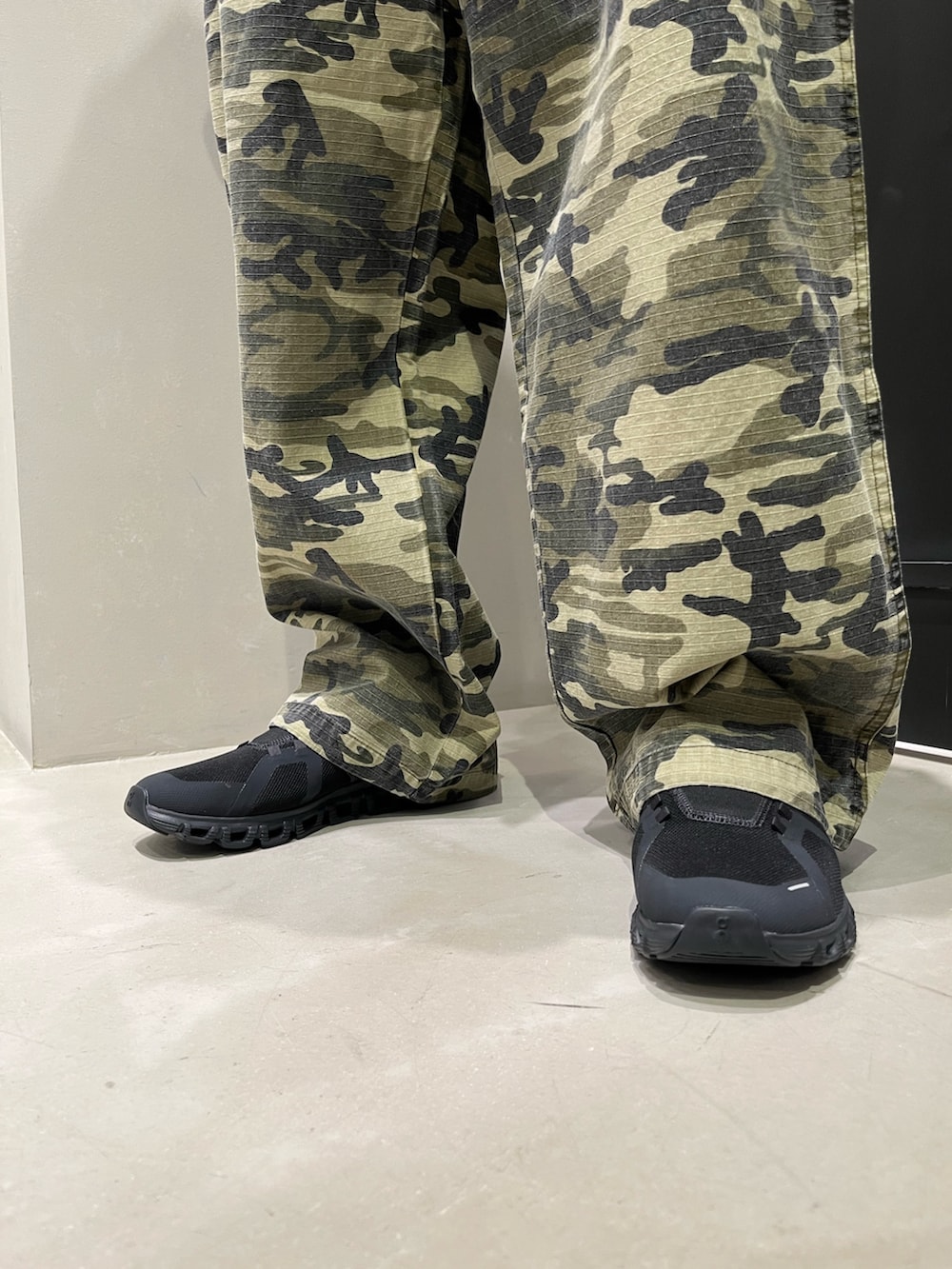 「BEAVER、ビーバー、ビーバー(BEAVER)、On、chaosfishingclub、春コーデ、春、スケータースタイル、ストリート、スニーカー」｜「OnのOn/オン　Cloud 6 (MEN'S) クラウド6（スニーカー、ホワイト系）」を使った、森康雄さん（骨格ナチュラル・メンズ・178cm）の春コーディネートの4枚目の写真