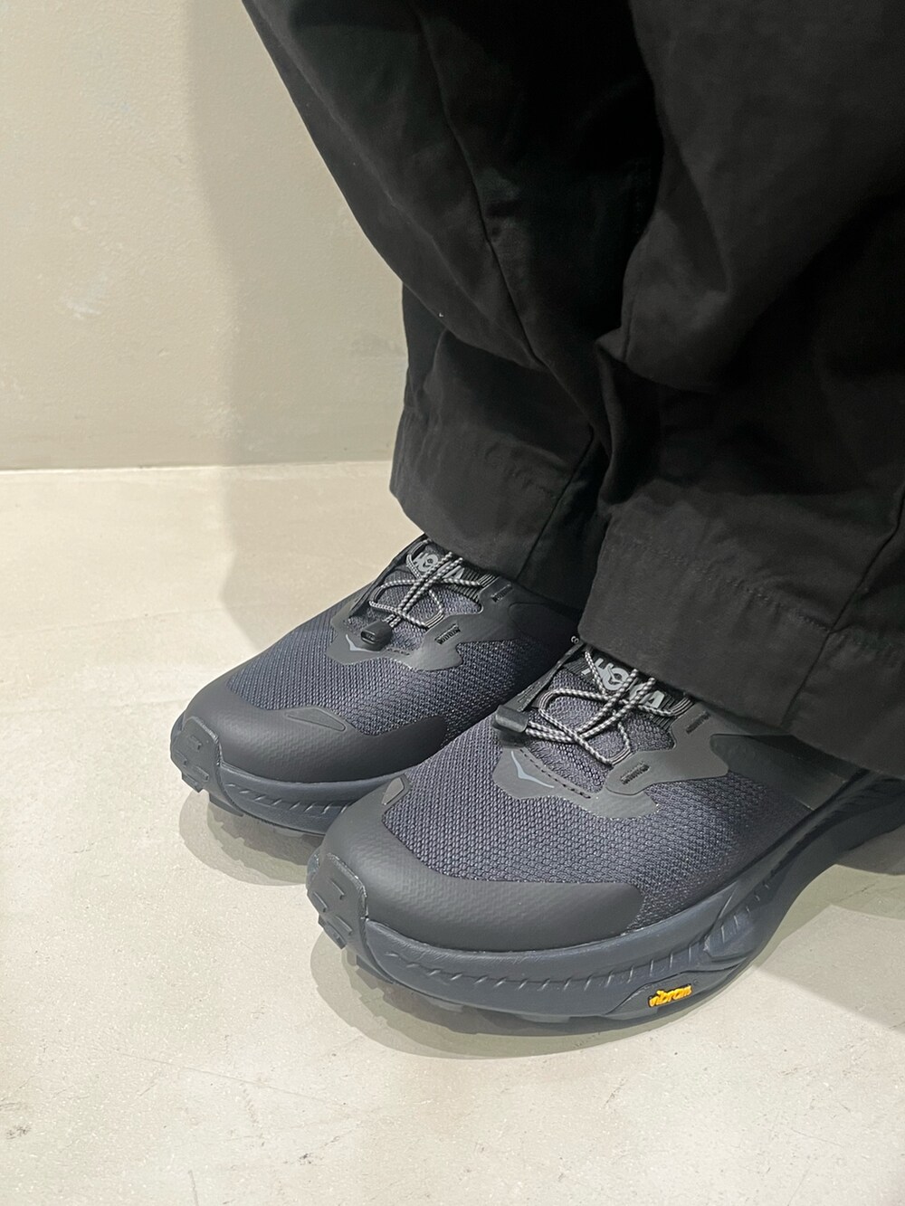 「BEAVER、BEAVER札幌、ビーバー、ビーバー(BEAVER)、ビーバー札幌、NEEDLES、HDパンツ、HOKA、CMF、春コーデ」｜「BEAVERのCMF OUTDOOR GARMENT/シーエムエフ アウトドアガーメント　QUICK DRY MESH TEE L/S（Tシャツ/カットソー、ブラック系）」を使った、森康雄さん（骨格ナチュラル・メンズ・178cm）の夏コーディネートの4枚目の写真