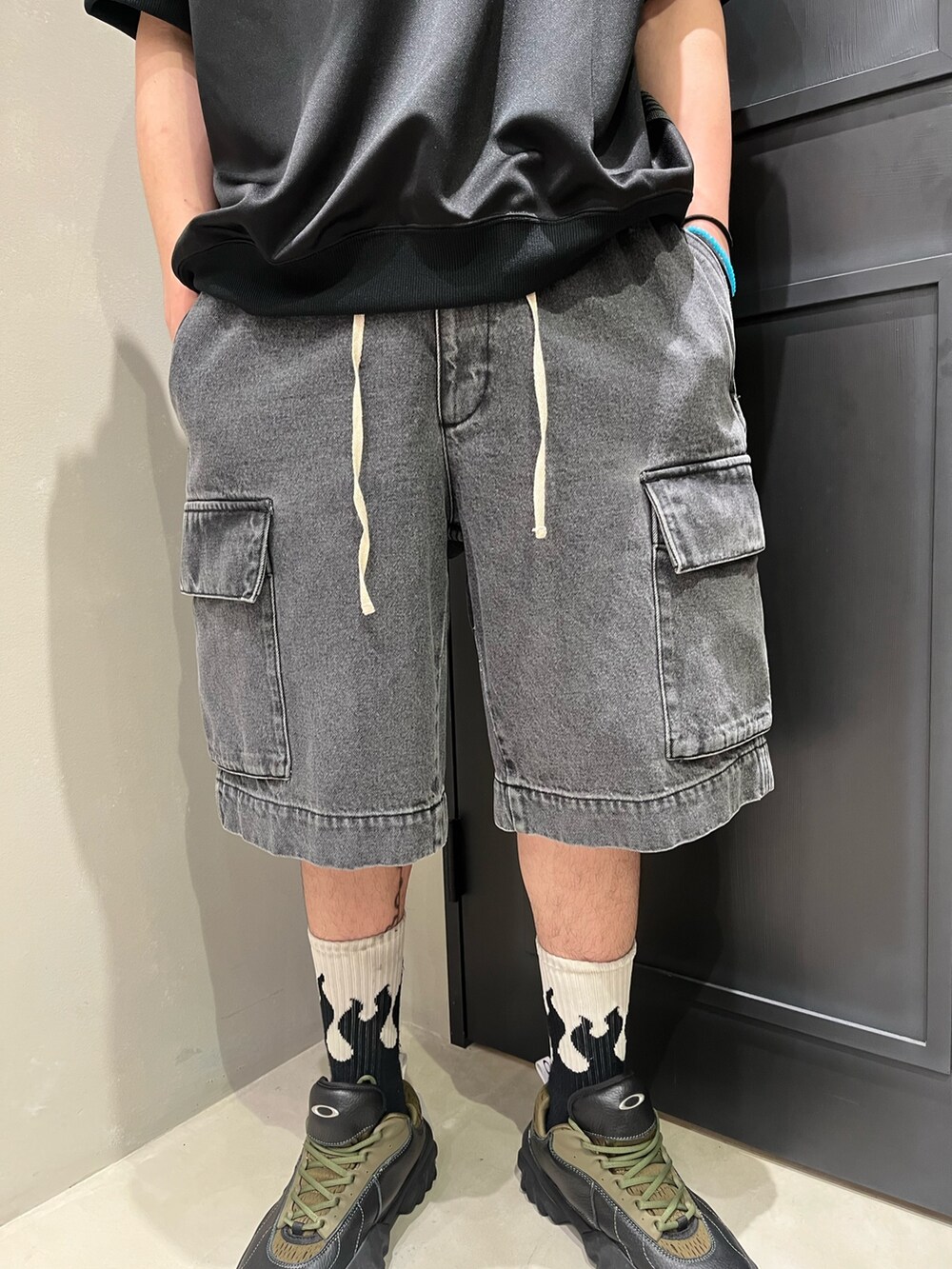 ブラック系のその他パンツを着用したメンズの夏コーディネートの3枚目の写真