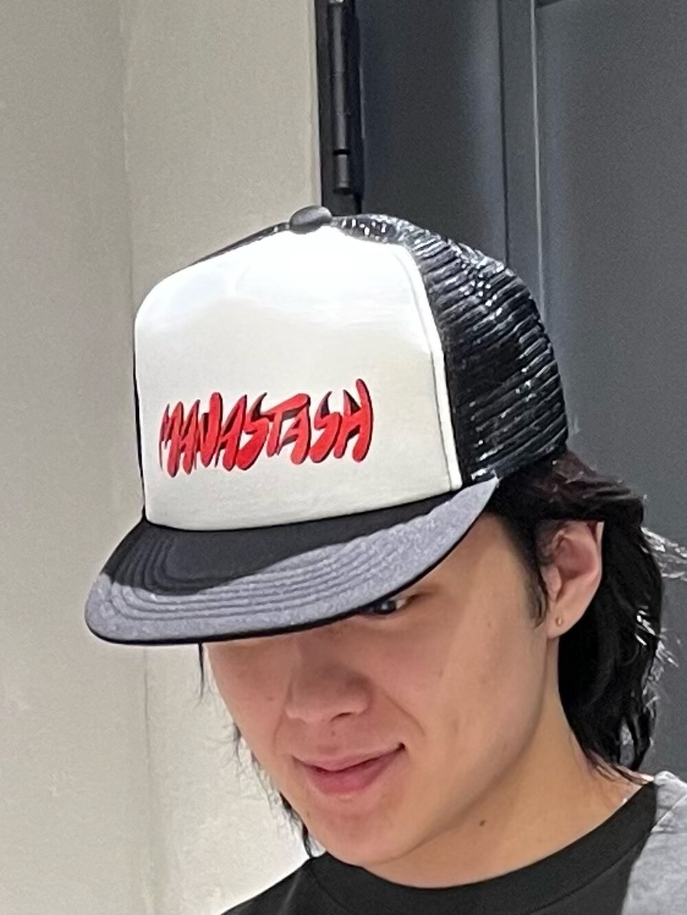 「BEAVER、BEAVER札幌、ビーバー(BEAVER)、ビーバー札幌、ビーバー、カットソー、MANASTASH、スニーカー、夏コーデ、夏」｜「MANASTASHのMANASTASH/マナスタッシュ　PUMICE TEE CAUTION!/パミスTシャツ コーション!（Tシャツ/カットソー、ホワイト系）」を使った、森康雄さん（骨格ナチュラル・メンズ・178cm）の春コーディネートの2枚目の写真