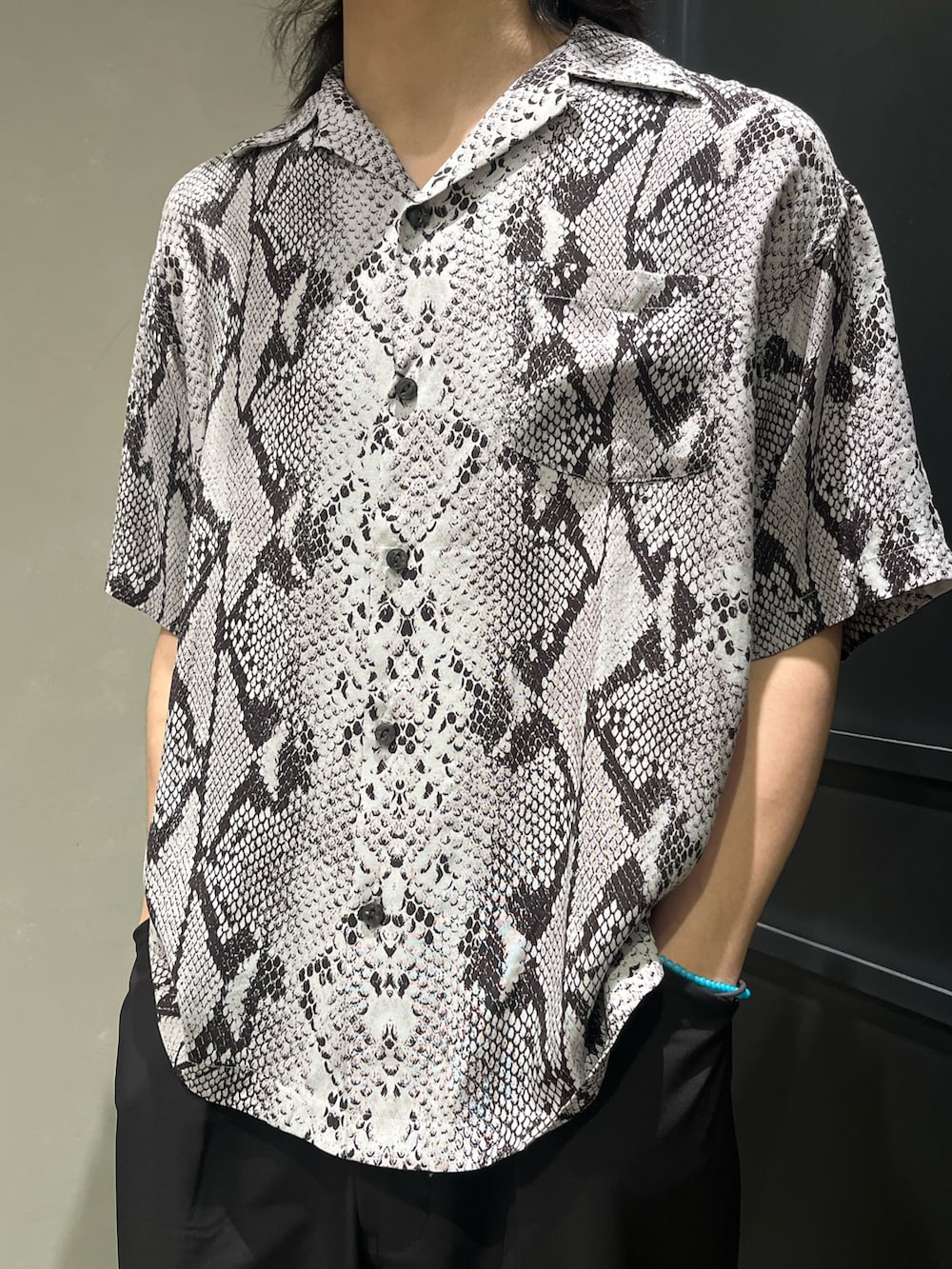 「BEAVER、BEAVER札幌、ビーバー、ビーバー(BEAVER)、ビーバー札幌、柄シャツ、SCHOTT、school、夏、夏コーデ」｜「BEAVERのB omnivore/ビーオムニボー STRETCH POLYESTER BELT LOOSE PANTS　ストレッチポリエステルベルトルーズパンツ（その他パンツ、ブラック系）」を使った、森康雄さん（骨格ナチュラル・メンズ・178cm）の夏コーディネートの2枚目の写真