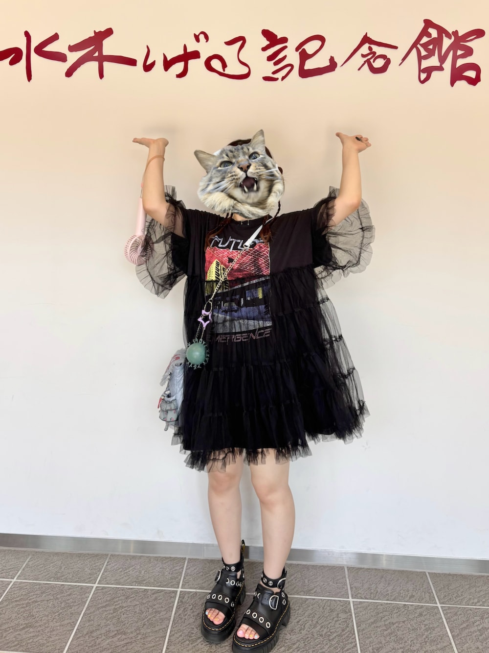 ブラック系のサンダル、ブルー系のショルダーバッグ、ブラック系のワンピース/ドレスを着用したレディースの夏コーディネートの2枚目の写真