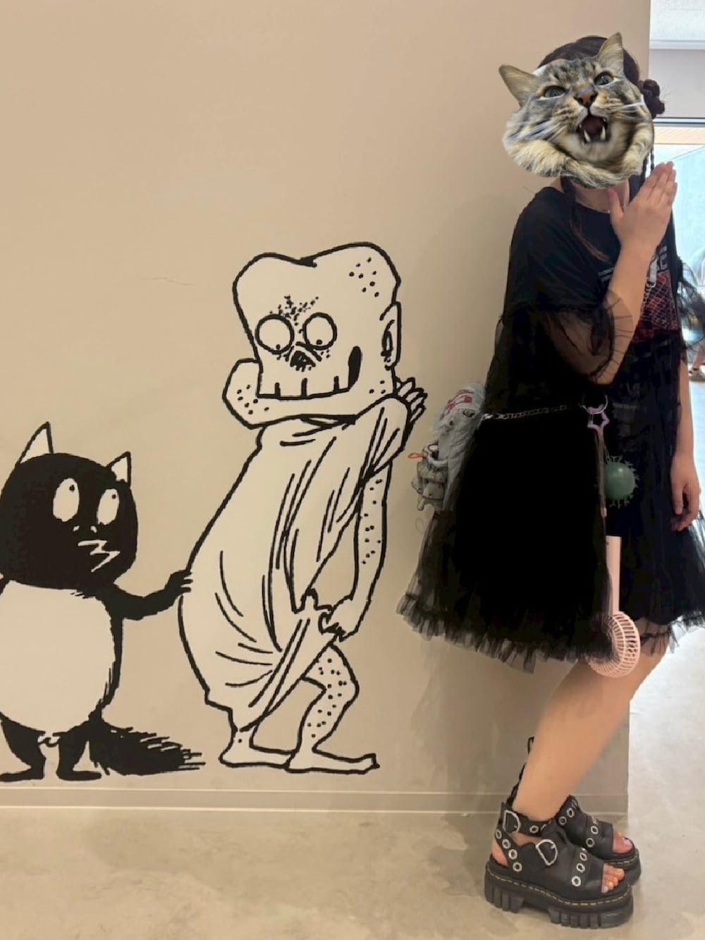 ブラック系のサンダル、ブルー系のショルダーバッグ、ブラック系のワンピース/ドレスを着用したレディースの夏コーディネートの3枚目の写真