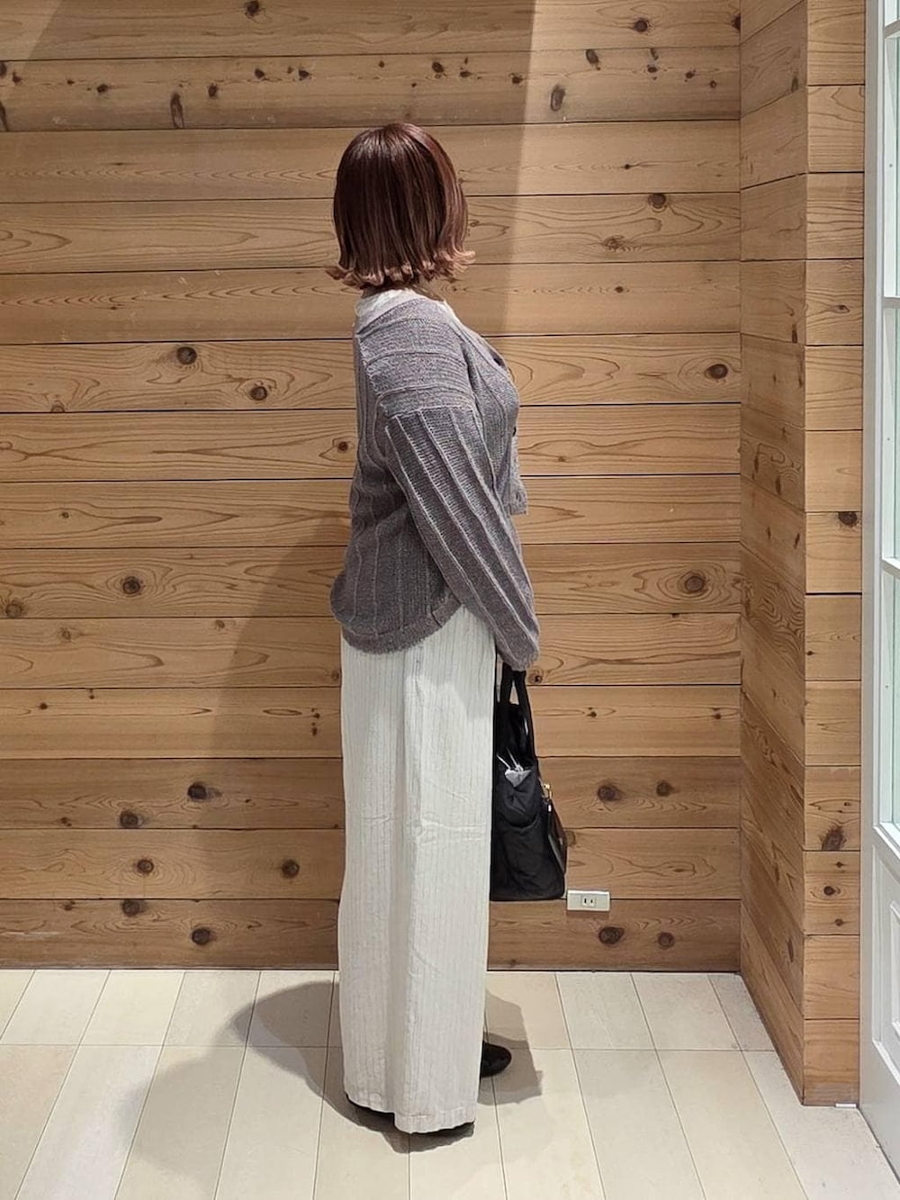 ブラック系のバレエシューズ、ブラック系のトートバッグ、ベージュ系のその他パンツを着用したレディースの春コーディネートの2枚目の写真