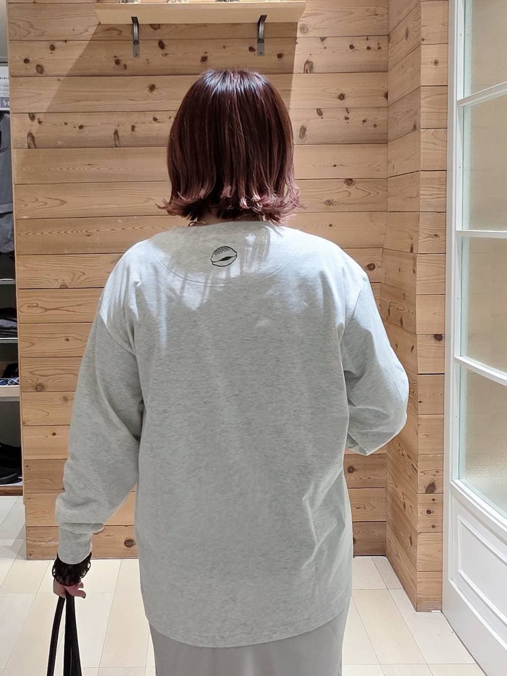 ブラック系のローファー、ブラック系のボストンバッグ、ホワイト系のその他トップスを着用したレディースの春コーディネートの4枚目の写真