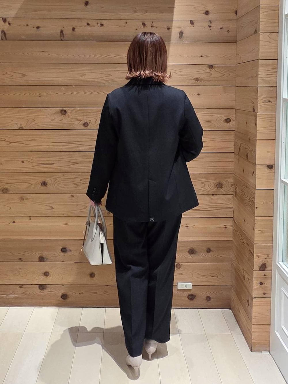 ホワイト系のショルダーバッグ、ホワイト系のパンプス、ホワイト系のシャツ/ブラウスを着用したレディースの春コーディネートの3枚目の写真