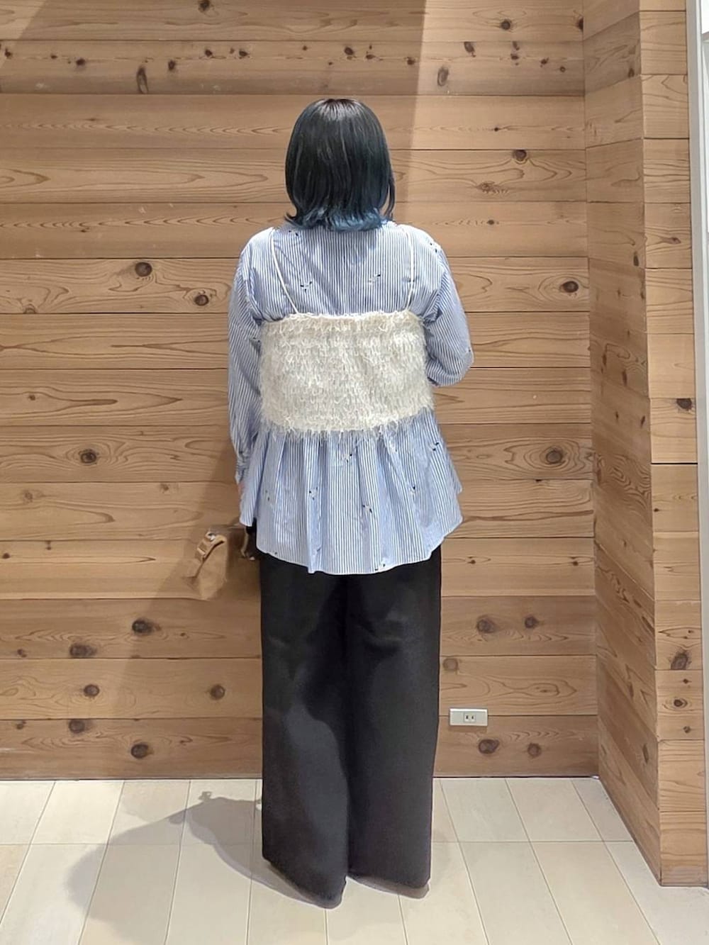 ブルー系のシャツ/ブラウス、ブラック系のバレエシューズ、ブラウン系のボストンバッグを着用したレディースの秋コーディネートの3枚目の写真