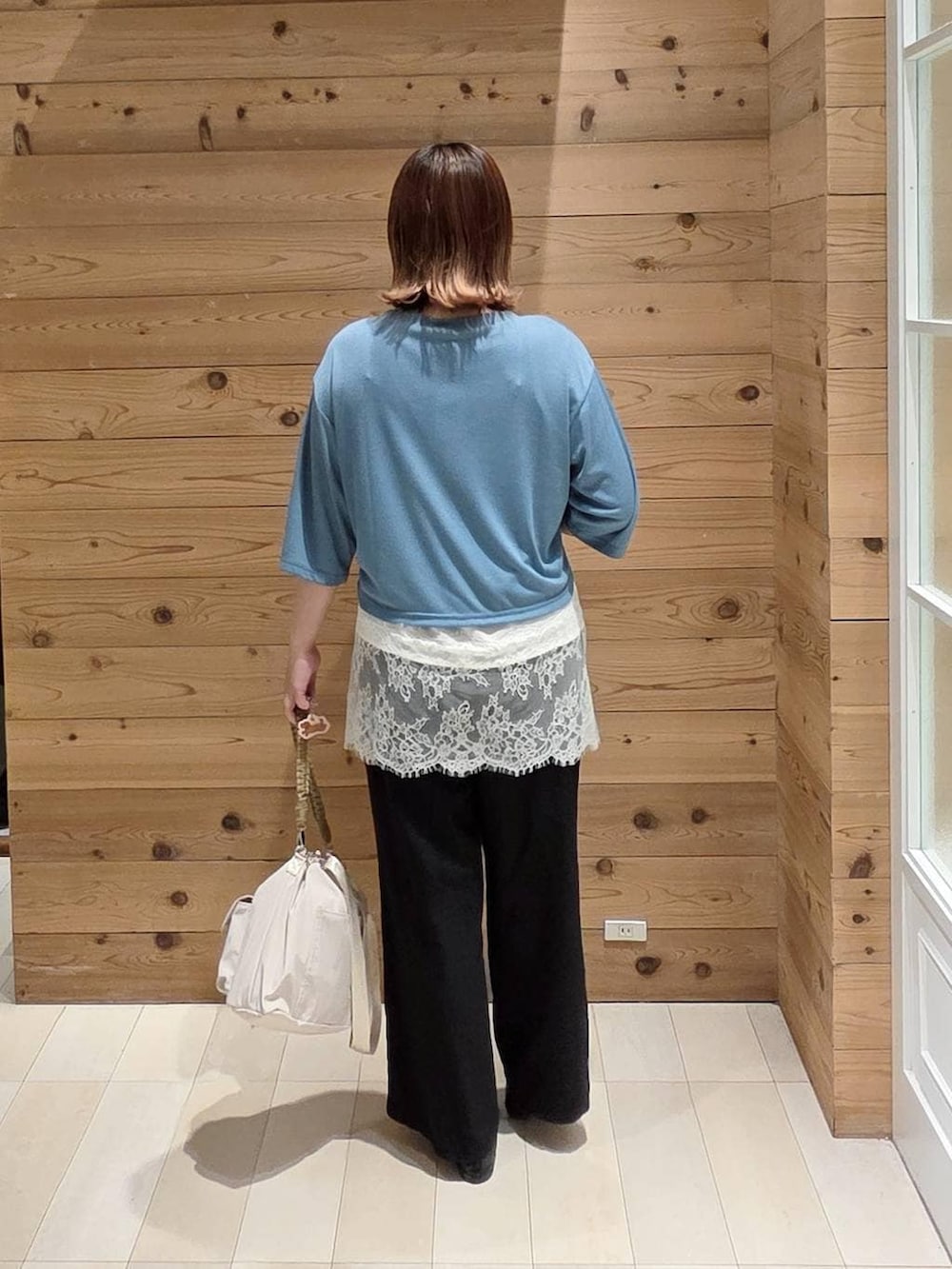ブラック系のバレエシューズ、ブラック系のその他パンツ、ブラック系のタンクトップを着用したレディースの夏コーディネートの3枚目の写真