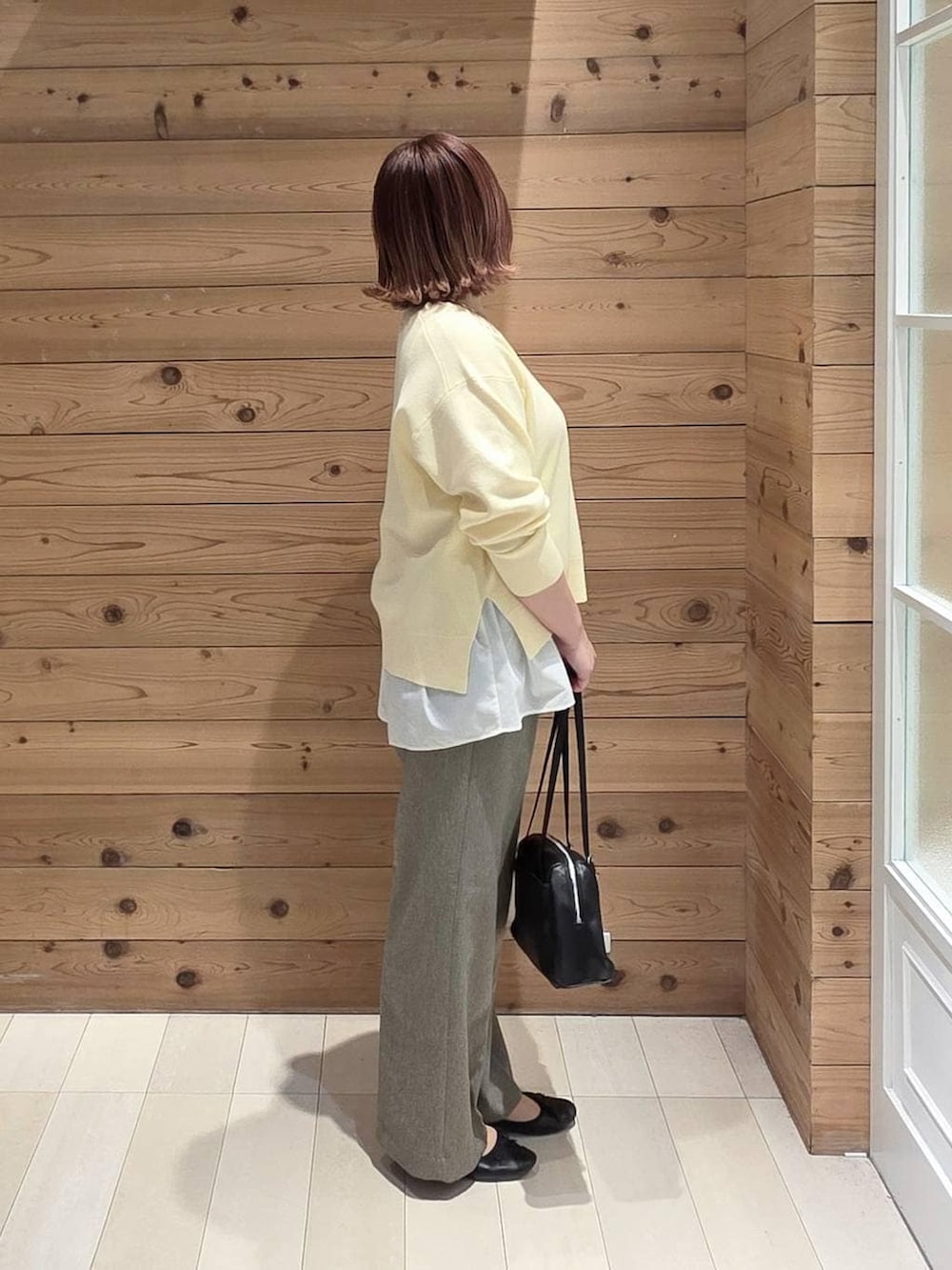 ブラック系のバレエシューズ、グレー系のパーカー、ベージュ系のその他パンツを着用したレディースの春コーディネートの2枚目の写真