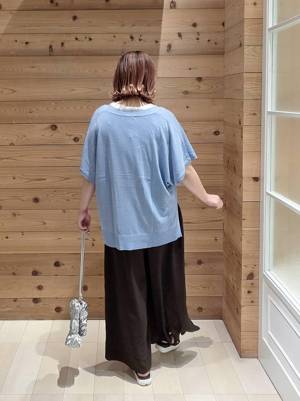 ブルー系のカーディガン/ボレロ、ホワイト系のタンクトップ、ブラウン系のその他パンツを着用したレディースの夏コーディネートの3枚目の写真