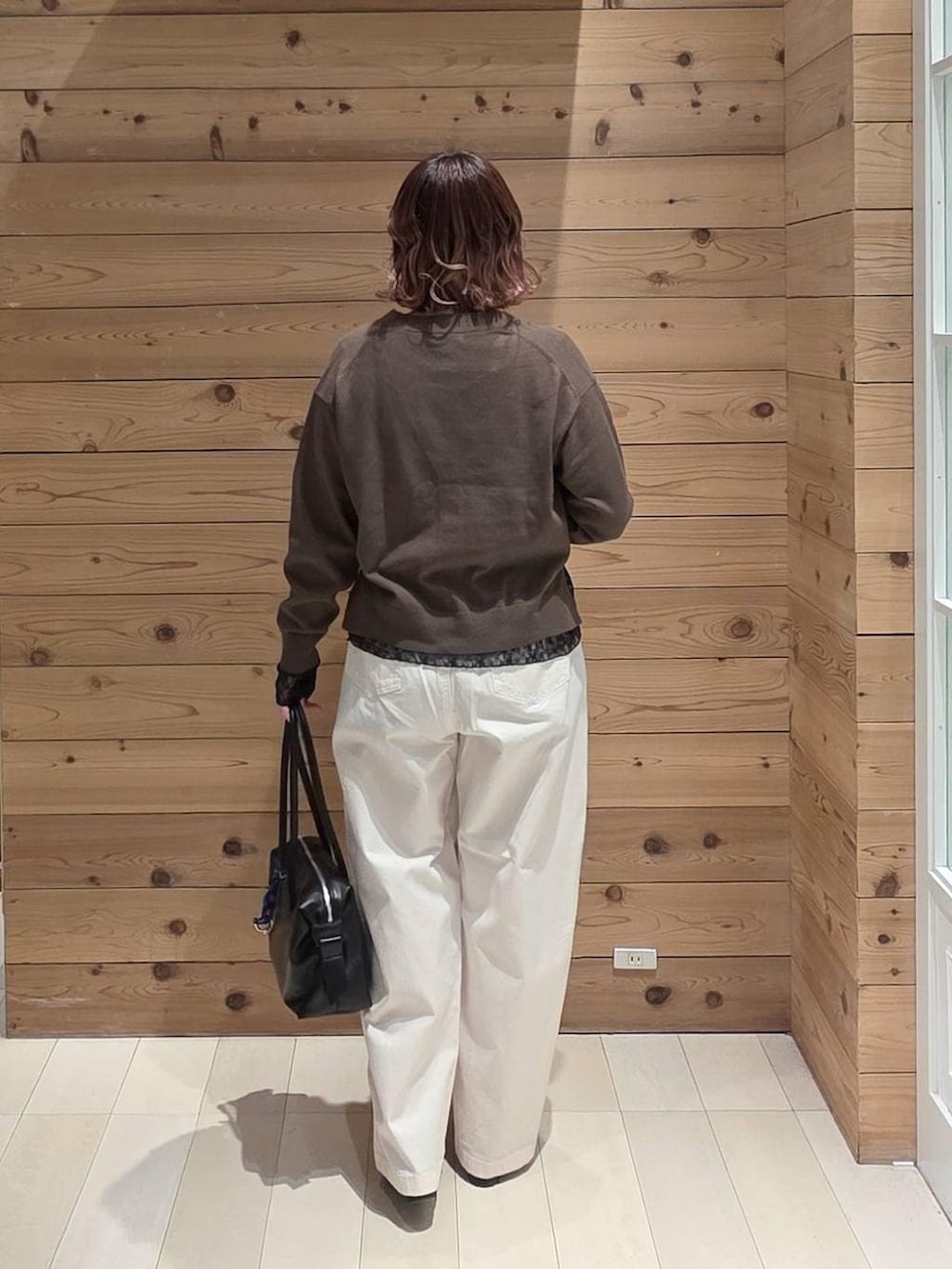 ブラック系のローファー、ブラック系のボストンバッグ、ブラック系のTシャツ/カットソーを着用したレディースの春コーディネートの3枚目の写真