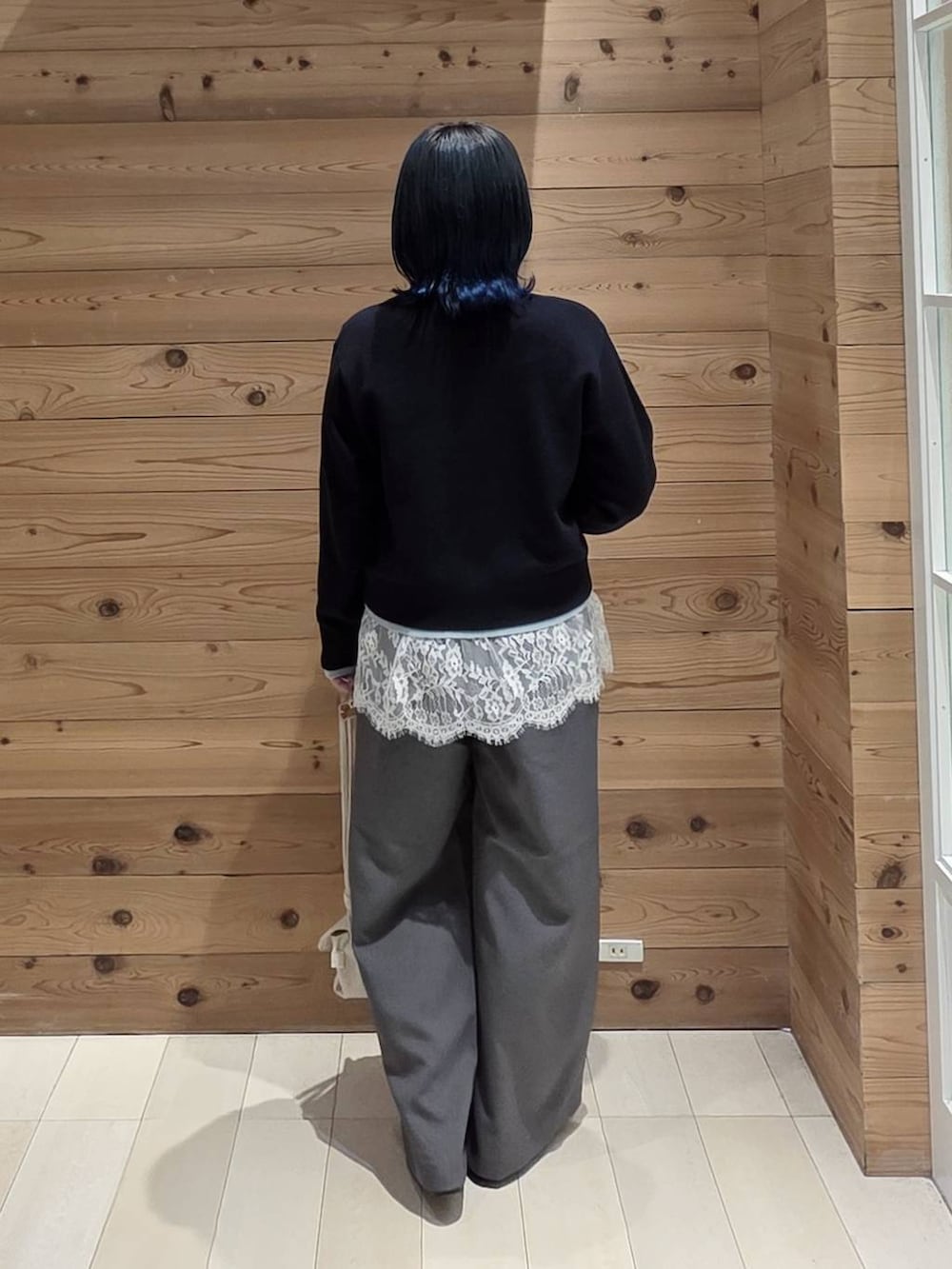 ホワイト系のTシャツ/カットソー、ブラック系のバレエシューズ、ベージュ系のショルダーバッグを着用したレディースの秋コーディネートの3枚目の写真