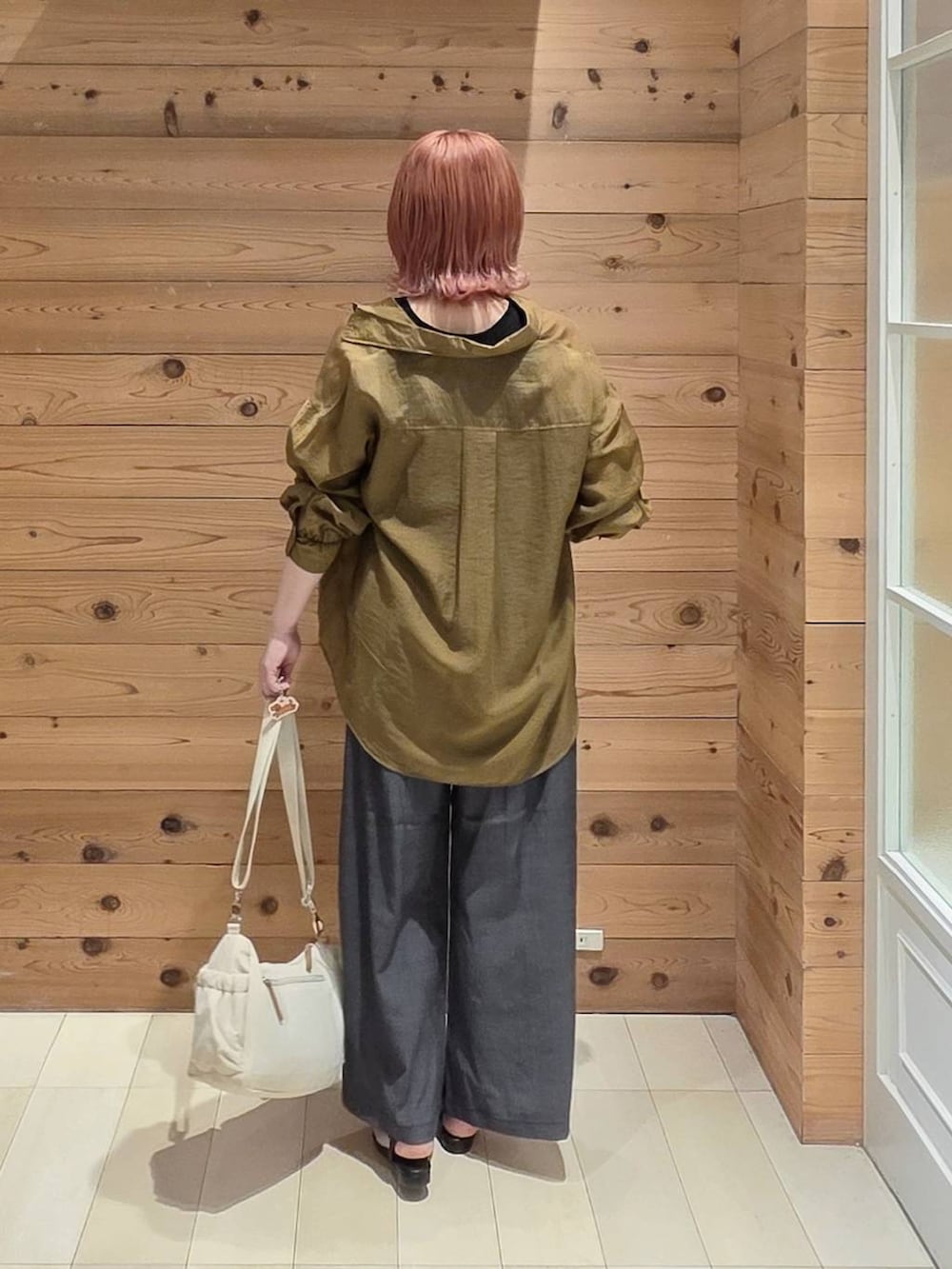 ホワイト系のショルダーバッグ、ブラック系のその他パンツ、グリーン系のシャツ/ブラウスを着用したレディースの夏コーディネートの3枚目の写真