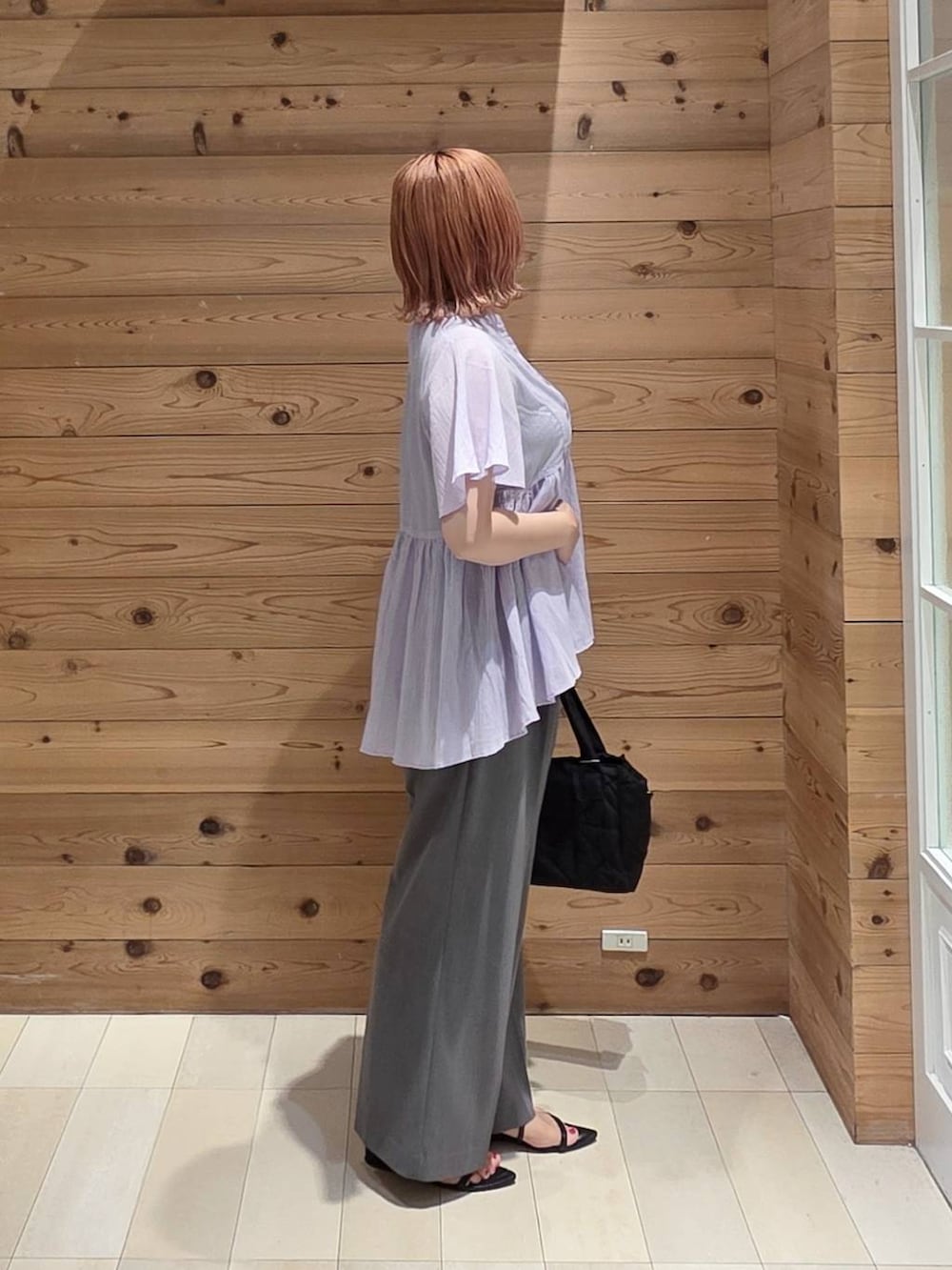 ブラック系のトートバッグ、グレー系のその他パンツ、ブラック系のタンクトップを着用したレディースの夏コーディネートの2枚目の写真