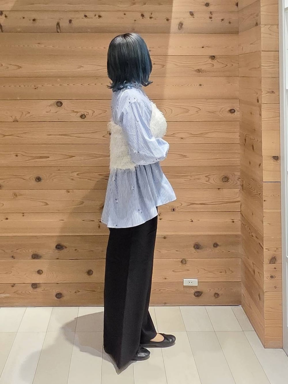 ブルー系のシャツ/ブラウス、ブラック系のバレエシューズ、ブラウン系のボストンバッグを着用したレディースの秋コーディネートの2枚目の写真