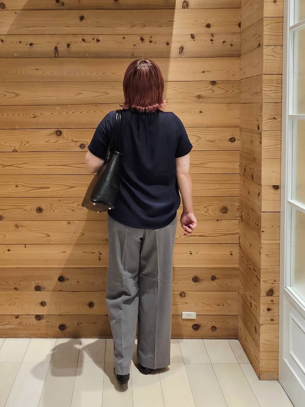 ブラック系のその他シューズ、ブルー系のシャツ/ブラウス、グレー系のその他パンツを着用したレディースの夏コーディネートの3枚目の写真