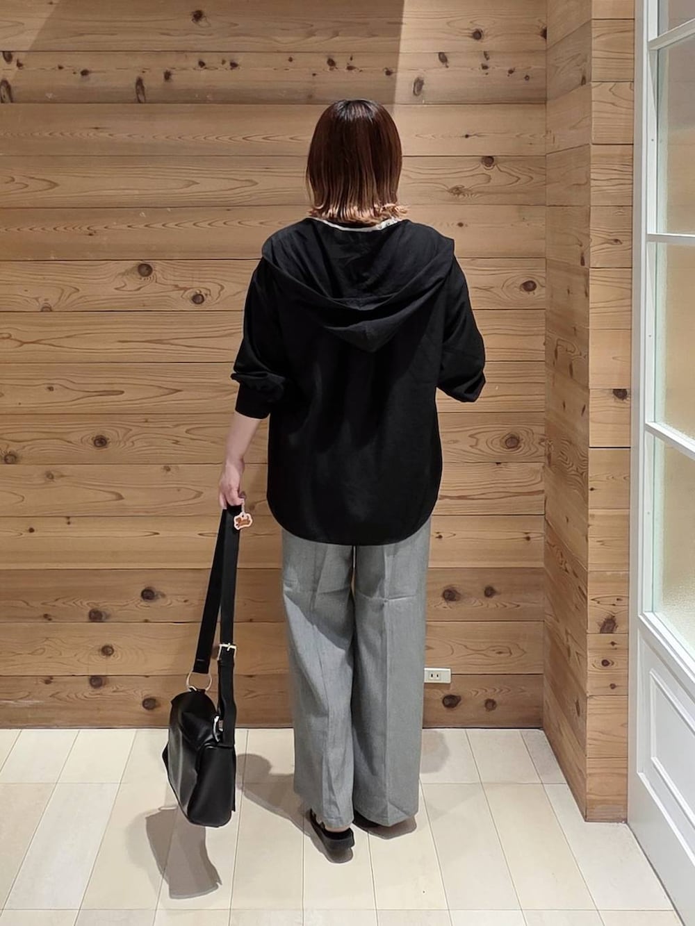グレー系のその他パンツ、ブラック系のタンクトップ、ブラック系のTシャツ/カットソーを着用したレディースの夏コーディネートの3枚目の写真