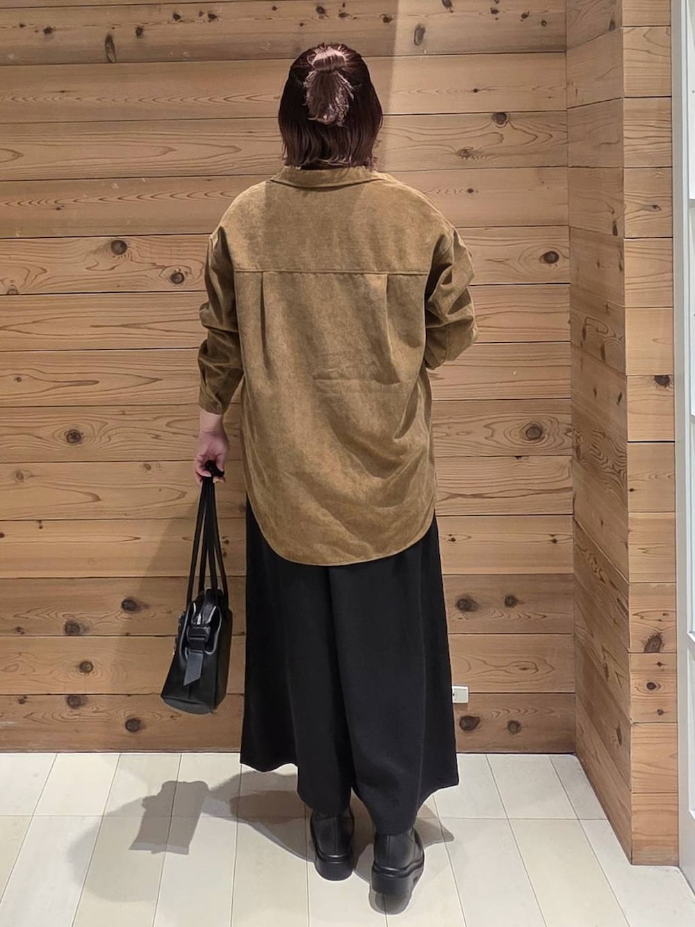 ブラック系のボストンバッグ、イエロー系のシャツ/ブラウス、ブラック系のその他パンツを着用したレディースの秋コーディネートの3枚目の写真