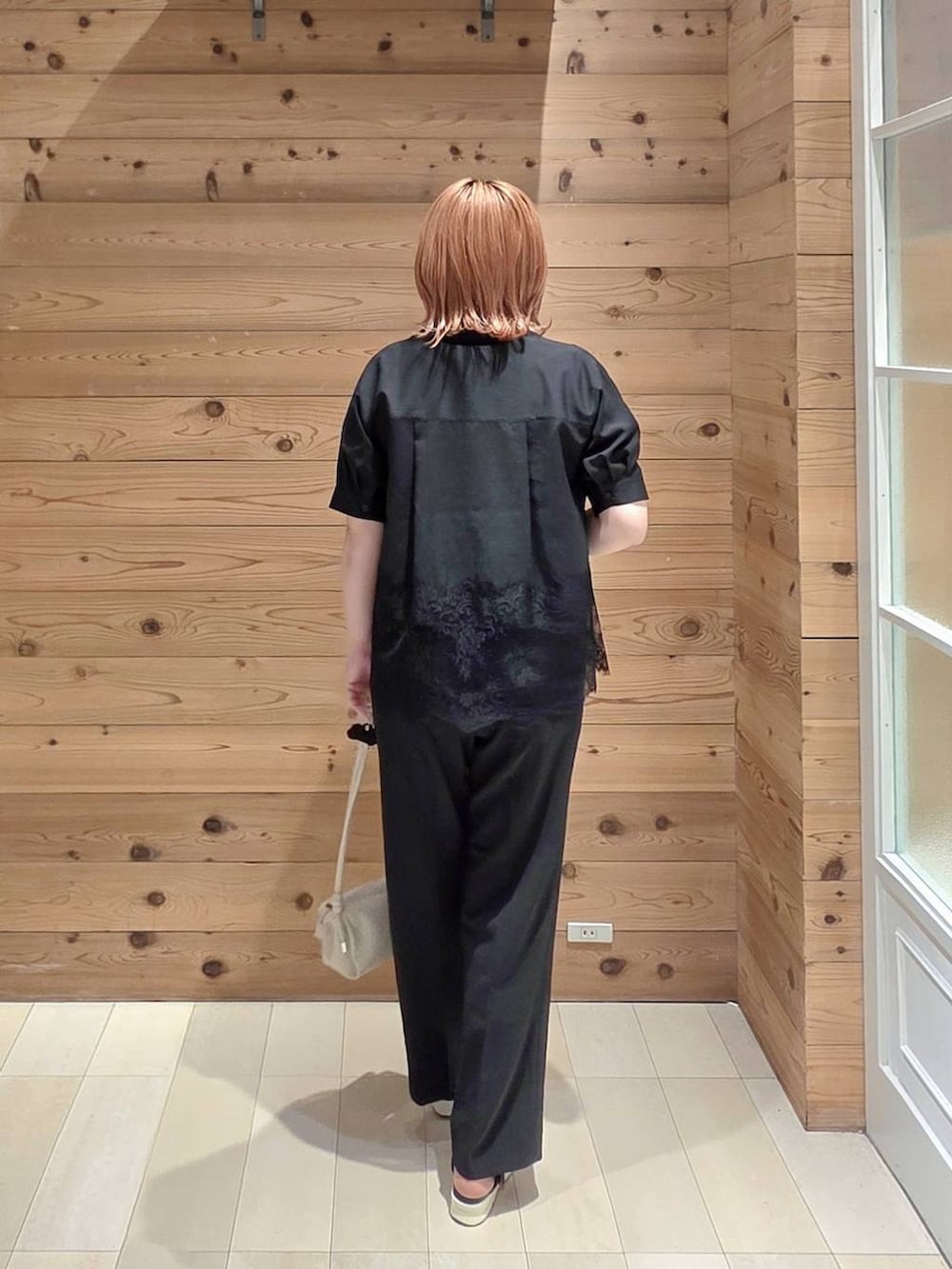 ベージュ系のショルダーバッグ、ブラック系のその他パンツ、ブラック系のサンダルを着用したレディースの夏コーディネートの3枚目の写真