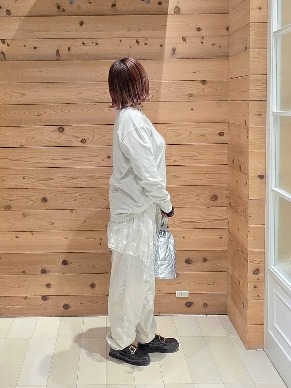 ブラック系のローファー、シルバー系のハンドバッグ、ブラック系のTシャツ/カットソーを着用したレディースの春コーディネートの2枚目の写真