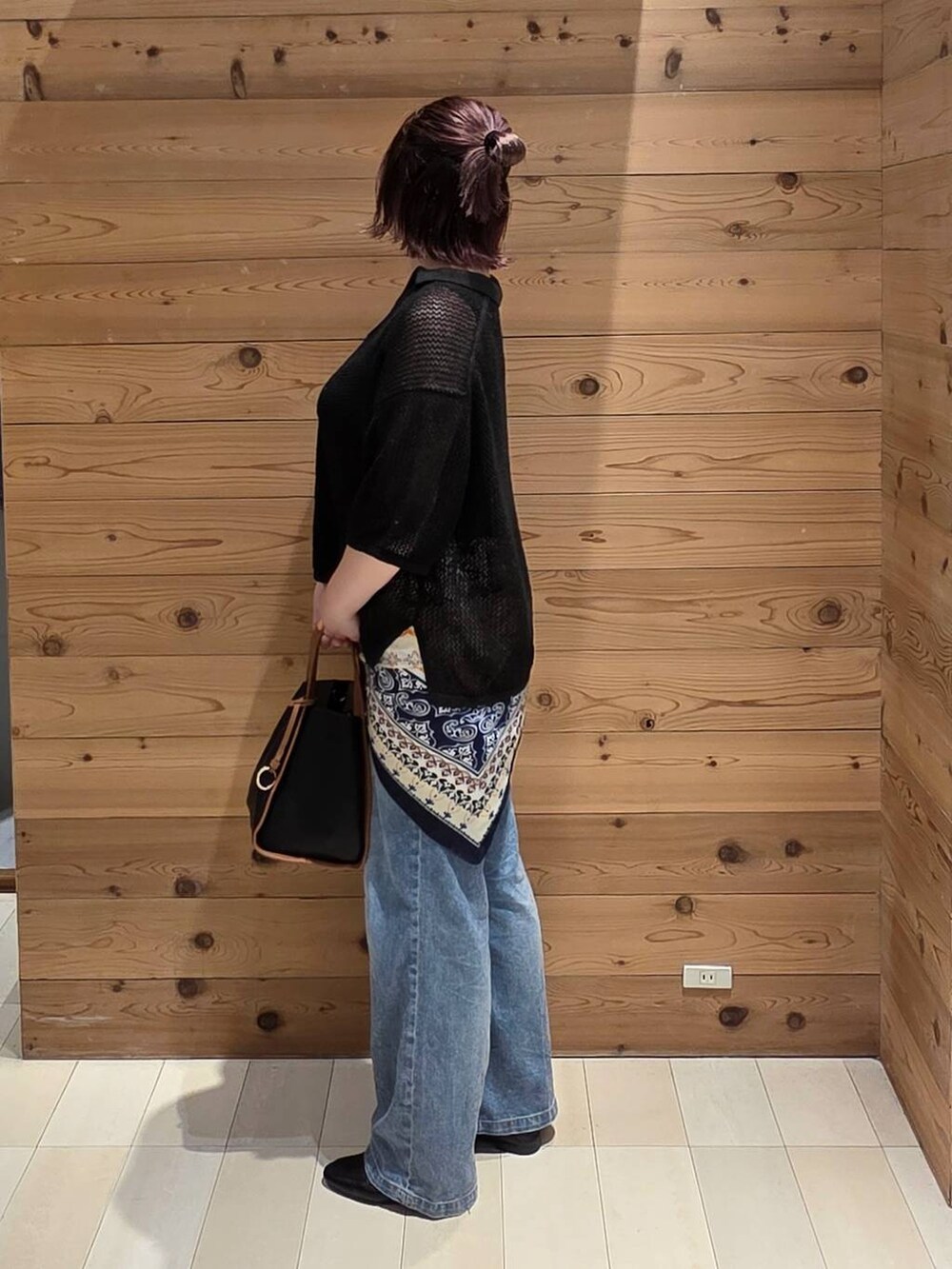 ブラック系のローファー、ブラック系のタンクトップ、ブルー系のデニムパンツを着用したレディースの秋コーディネートの2枚目の写真