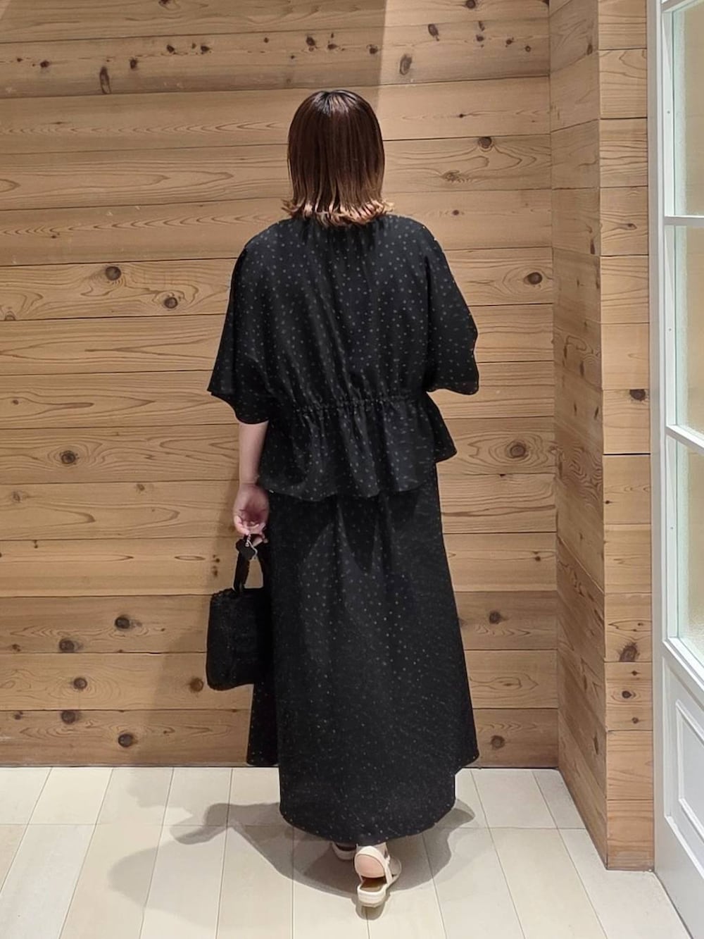 その他のスカート、その他のシャツ/ブラウス、ブラック系のクラッチバッグを着用したレディースの夏コーディネートの3枚目の写真