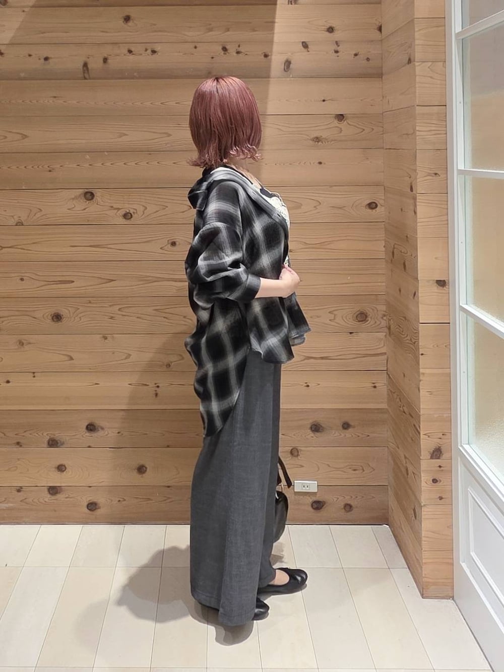 ブラック系のバレエシューズ、ブラック系のその他パンツ、ブラック系のタンクトップを着用したレディースの夏コーディネートの2枚目の写真