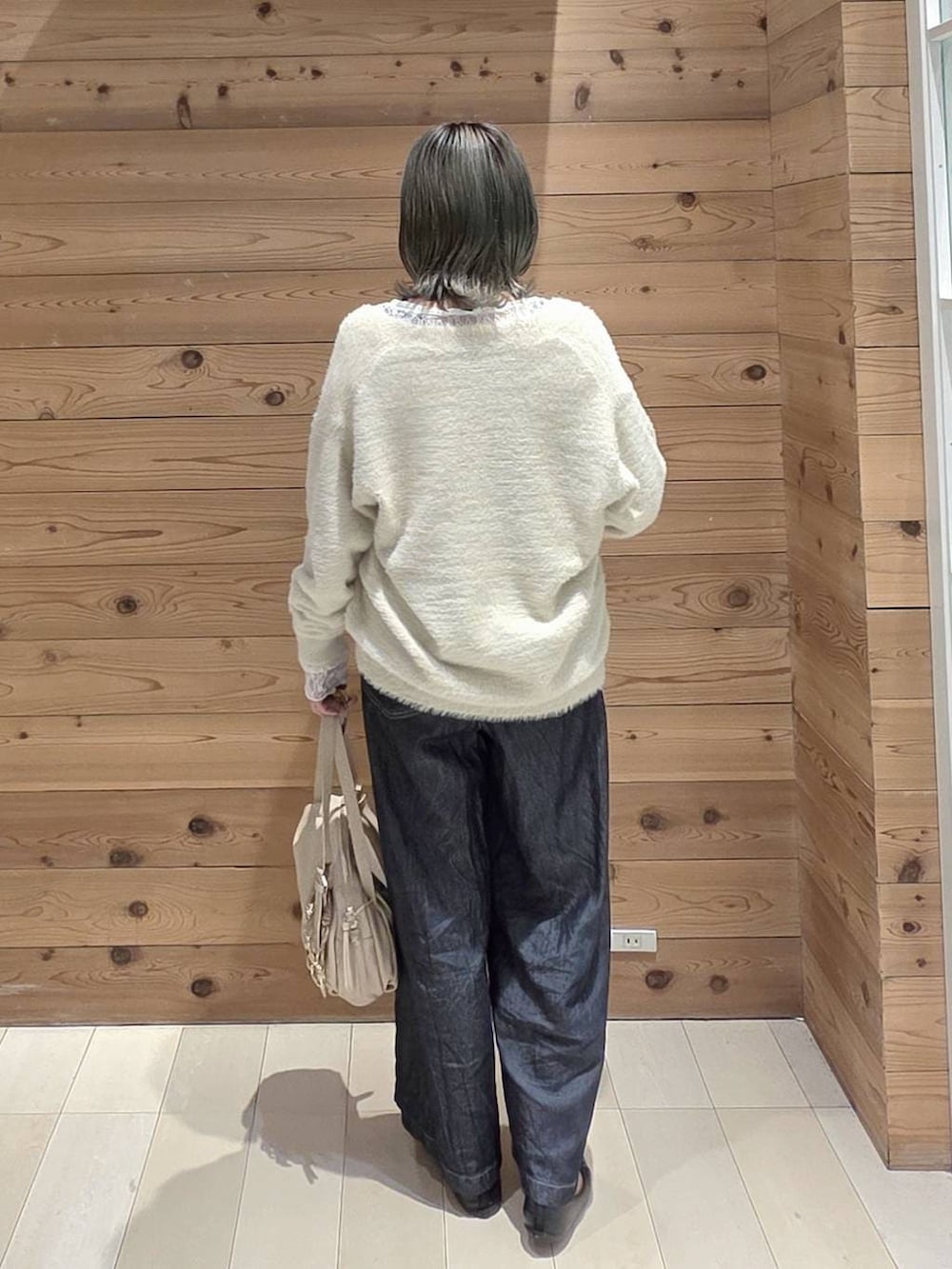 ホワイト系のカーディガン/ボレロ、ブラック系のバレエシューズ、ホワイト系のTシャツ/カットソーを着用したレディースの秋コーディネートの3枚目の写真