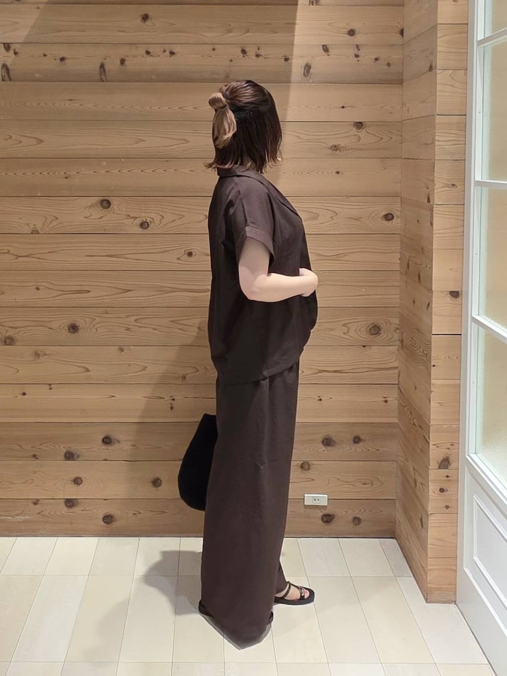 ブラウン系のその他パンツ、ブラック系のタンクトップ、ブラウン系のシャツ/ブラウスを着用したレディースの夏コーディネートの2枚目の写真