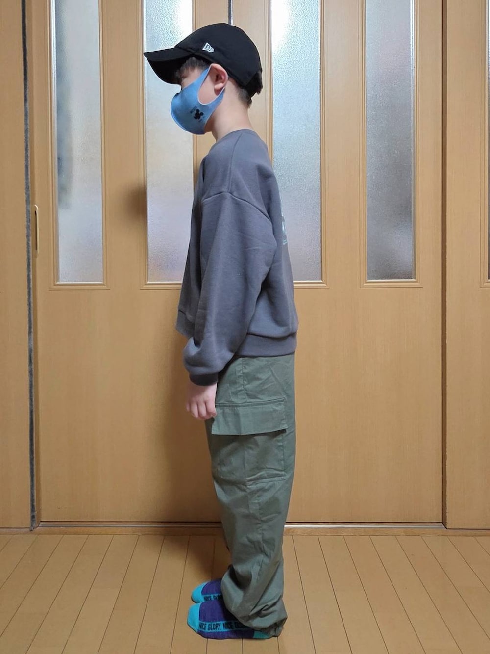 グリーン系のカーゴパンツ、グレー系のスウェット、その他のシュシュを着用したキッズの秋コーディネートの3枚目の写真