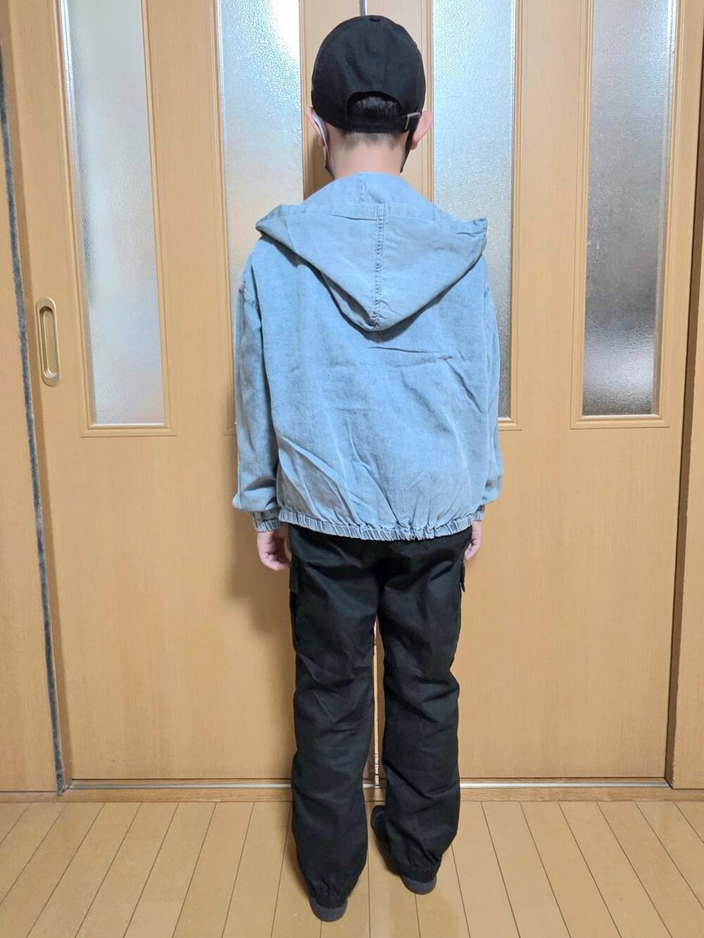 ブルー系のパーカー、ブラック系のカーゴパンツ、ホワイト系のTシャツ/カットソーを着用したキッズの秋コーディネートの3枚目の写真