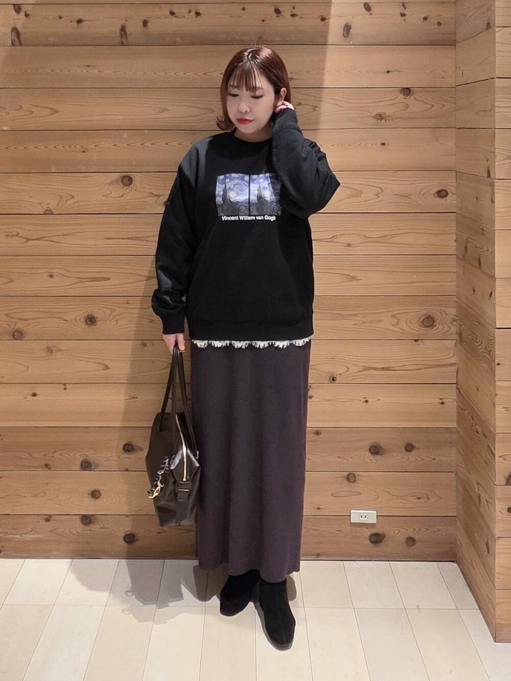 ブラウン系のボストンバッグ、グレー系のワンピース、ホワイト系のTシャツ/カットソーを着用したレディースの冬コーディネートの4枚目の写真