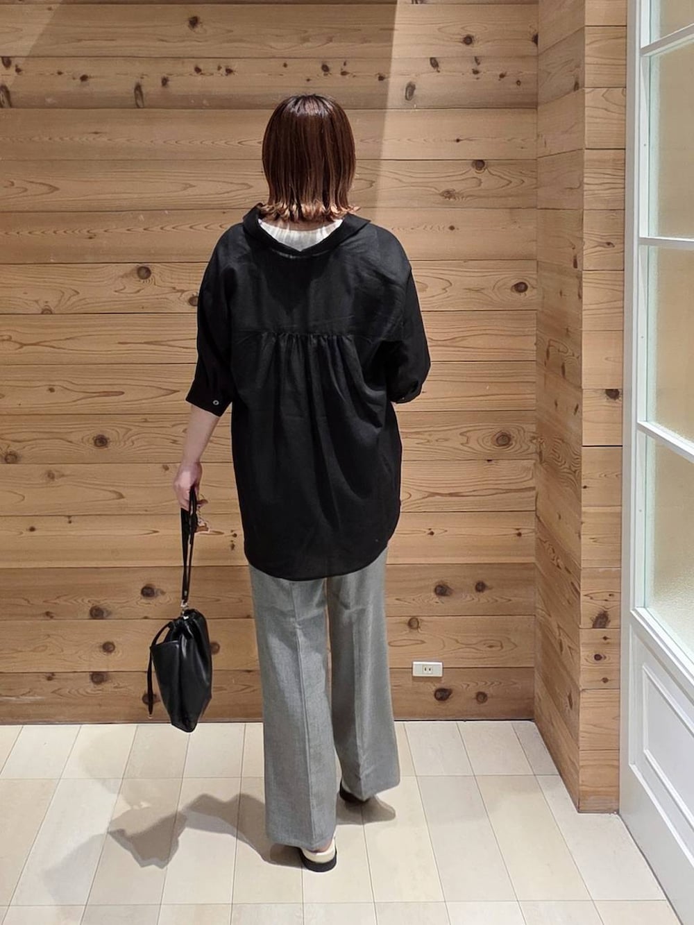 グレー系のその他パンツ、ホワイト系のタンクトップ、ブラック系のボディバッグ/ウエストポーチを着用したレディースの夏コーディネートの3枚目の写真