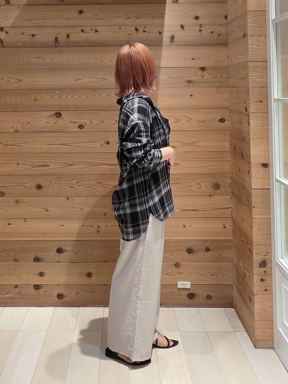 その他のショルダーバッグ、ベージュ系のその他パンツ、ブラック系のタンクトップを着用したレディースの夏コーディネートの2枚目の写真