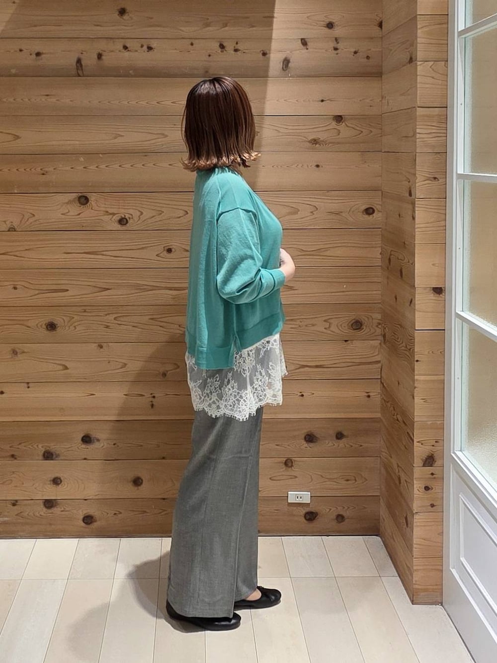 ブラック系のバレエシューズ、グレー系のその他パンツ、ブラック系のタンクトップを着用したレディースの夏コーディネートの2枚目の写真