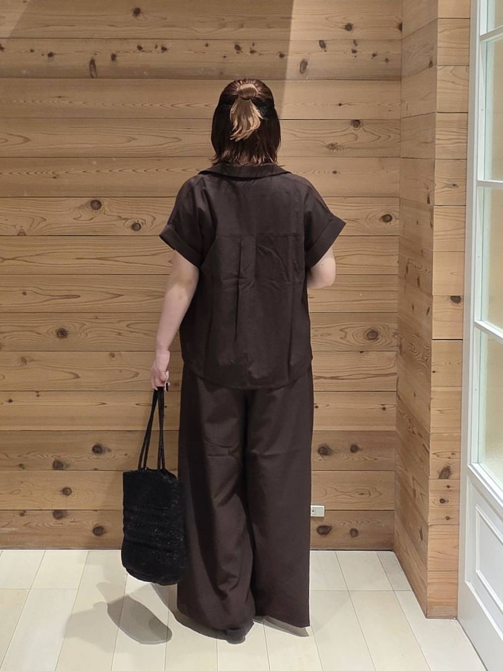 ブラウン系のその他パンツ、ブラック系のタンクトップ、ブラウン系のシャツ/ブラウスを着用したレディースの夏コーディネートの3枚目の写真