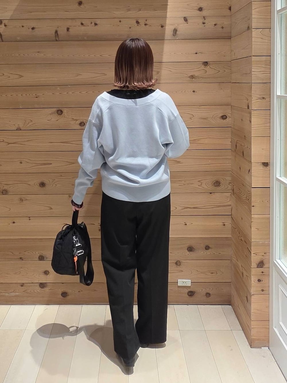 ブラック系のローファー、ブラック系のハンドバッグ、ブラック系のTシャツ/カットソーを着用したレディースの春コーディネートの3枚目の写真