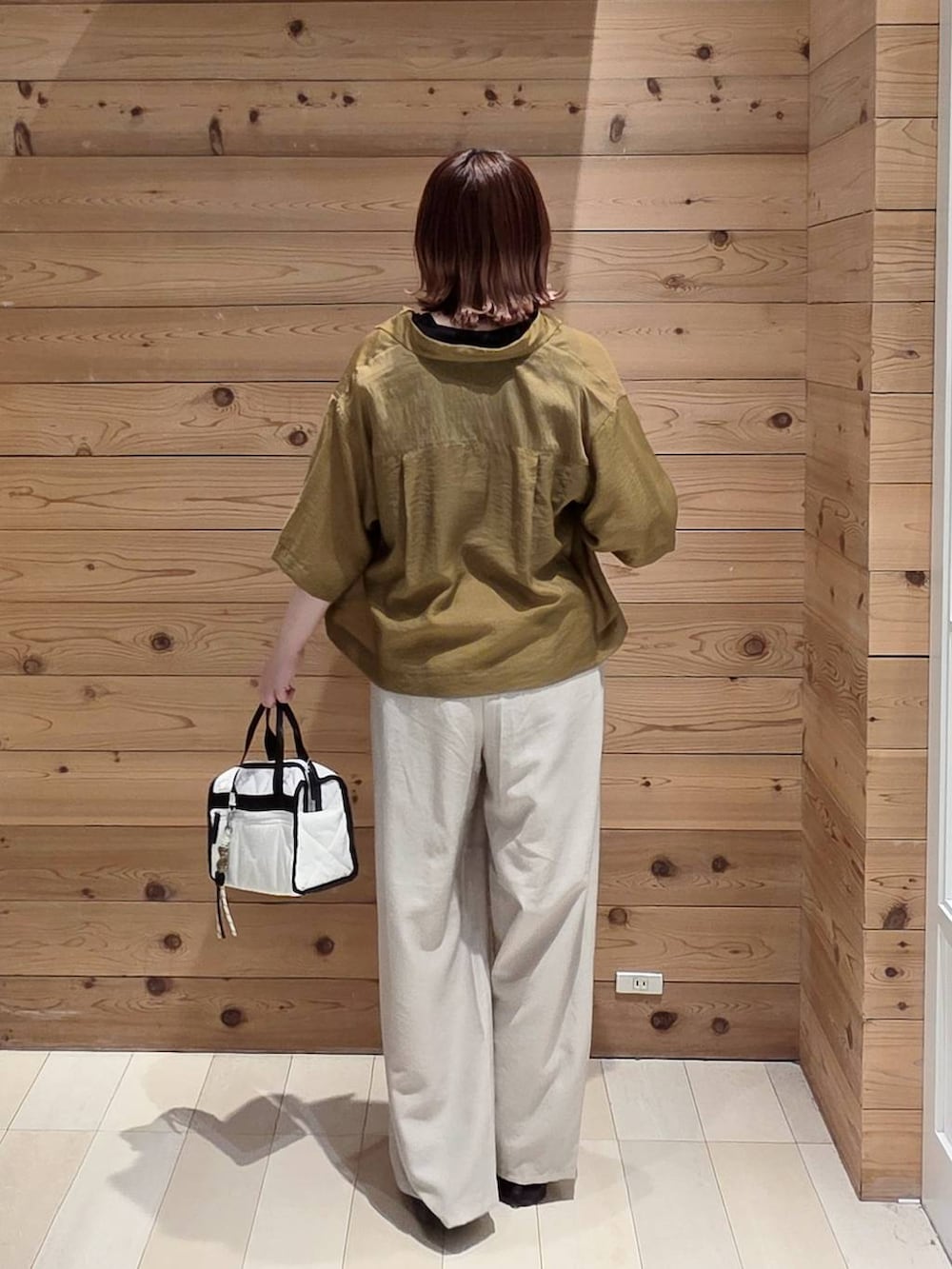 ホワイト系のボストンバッグ、ベージュ系のその他パンツ、グリーン系のシャツ/ブラウスを着用したレディースの春コーディネートの3枚目の写真