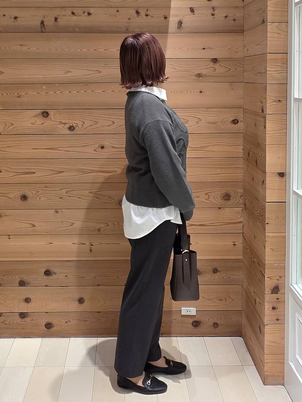 ブラック系のローファー、ブラウン系のショルダーバッグ、ホワイト系のシャツ/ブラウスを着用したレディースの秋コーディネートの2枚目の写真